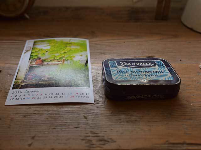 <セット商品>仏語の文字が入った小さなTin缶とキーホルダー フレンチブロカント