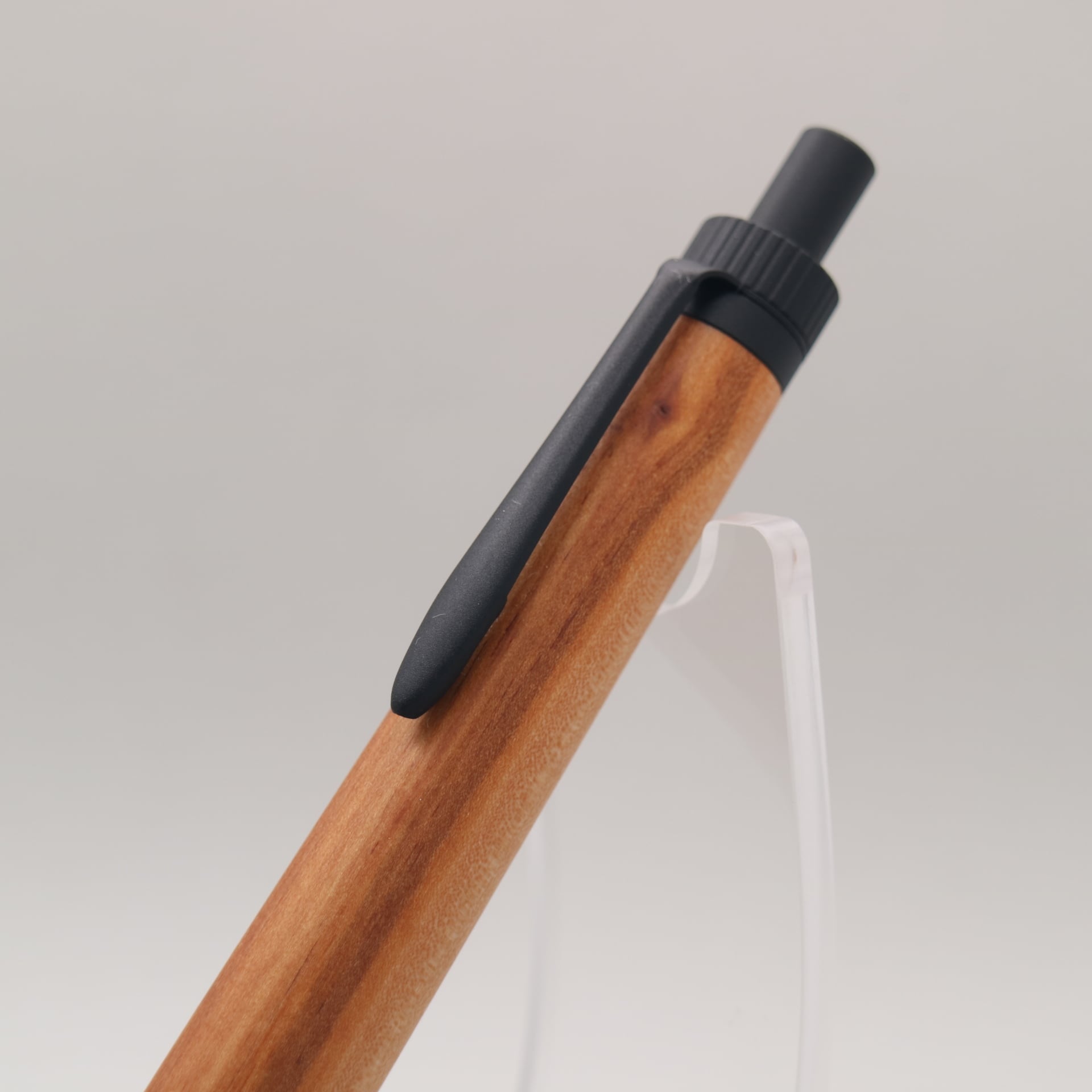 リンゴ（長野県産）× マットブラック｜木の質感を楽しむ木軸ペン