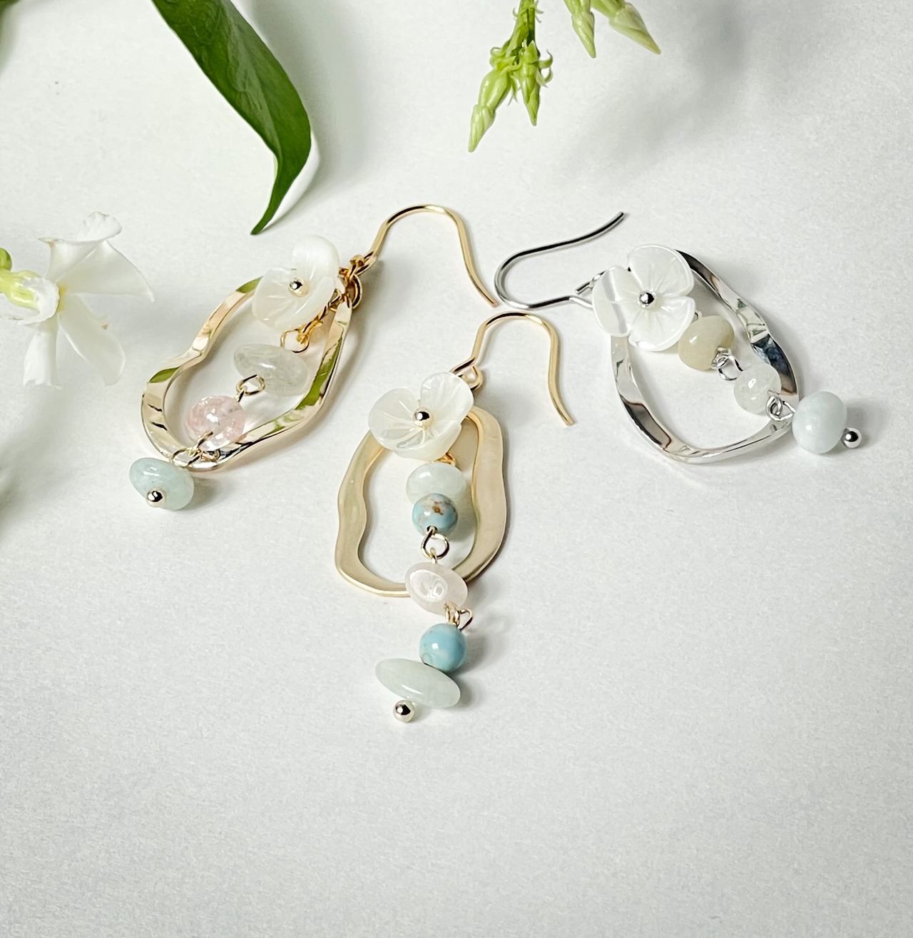 天然石とシェルフラワーのリングピアス 花 白 ターコイズ【金属 