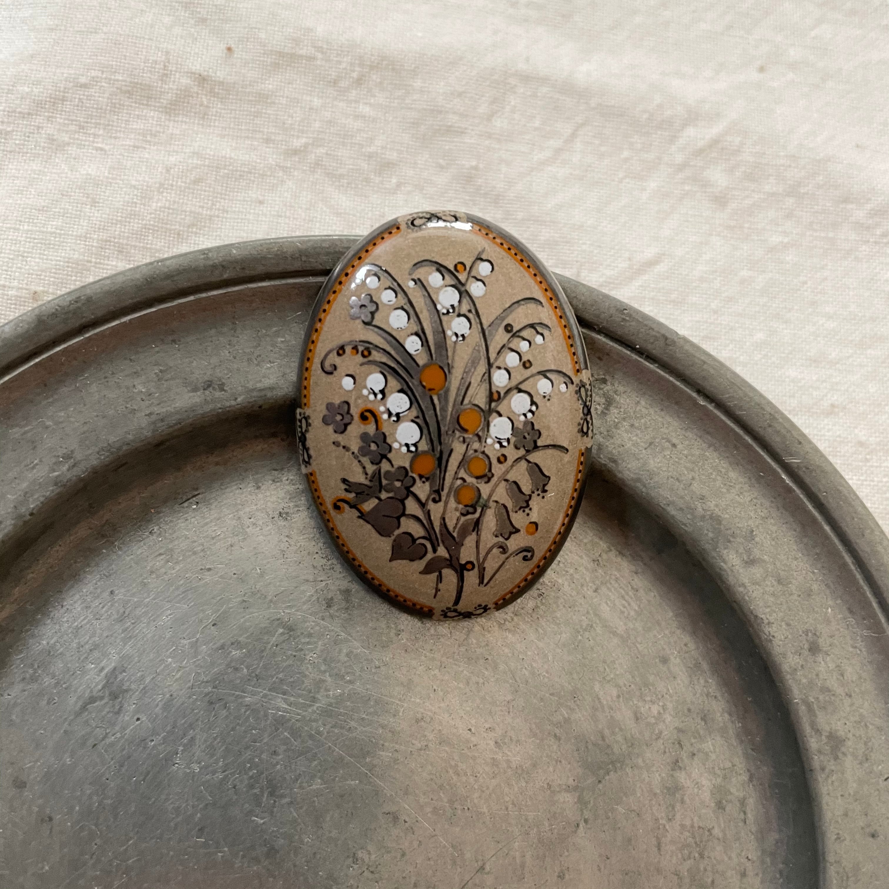 茶色地のすずらんブローチ