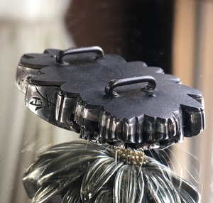 アンティーク 在銘金工 美しい菊の帯留め