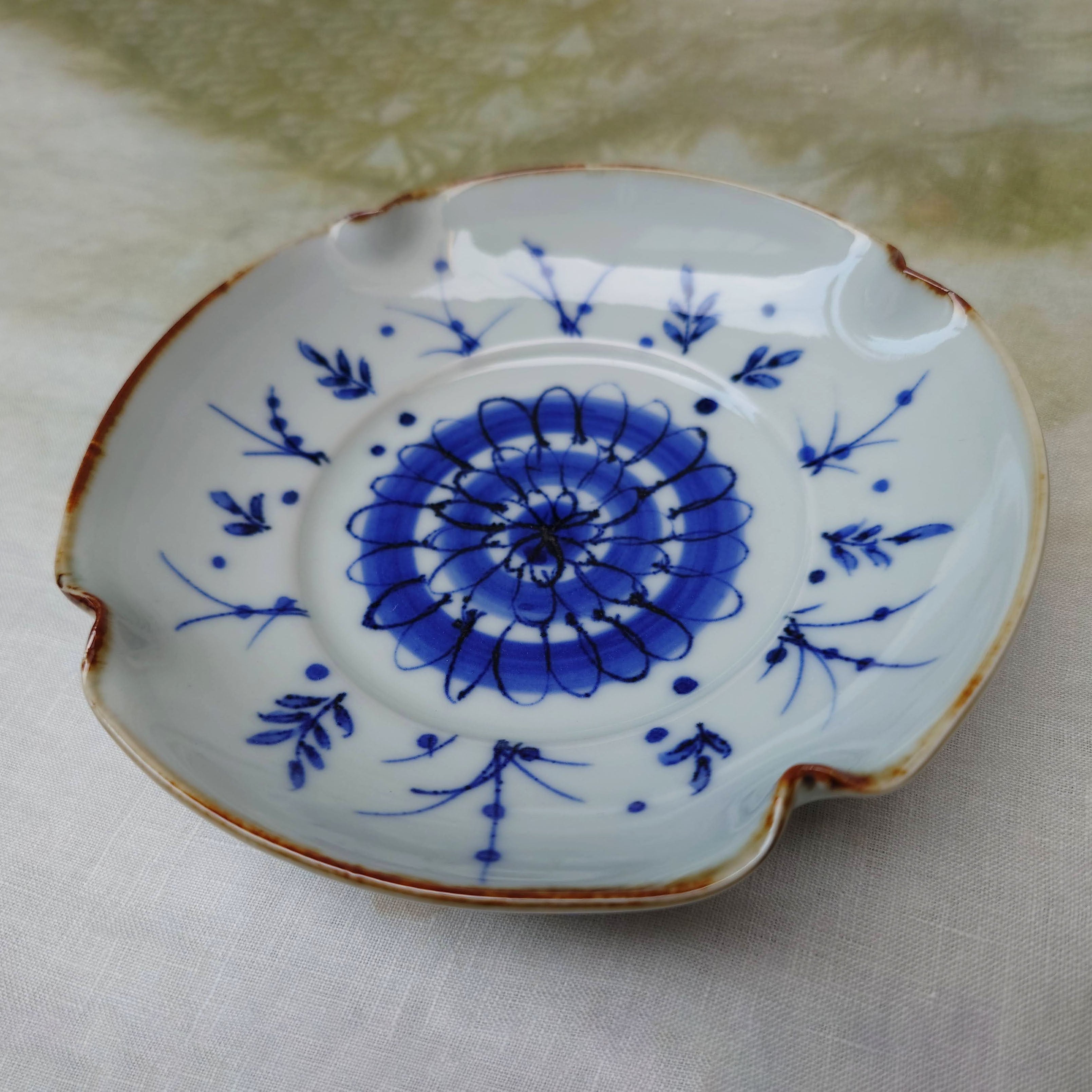 小林巧征 隅入り皿｜菊草文 | 器とライフスタイル雑貨 KOGU