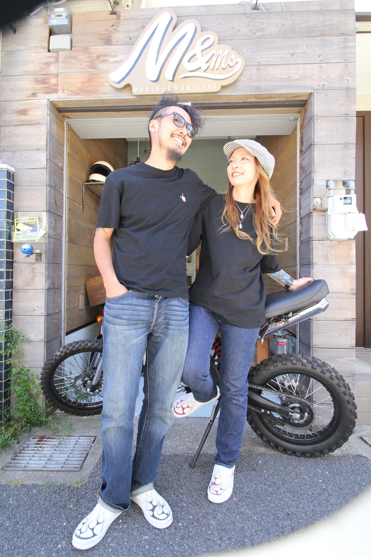 RAISE MIDDLE FINGER - 刺繍Tee (Sサイズ)