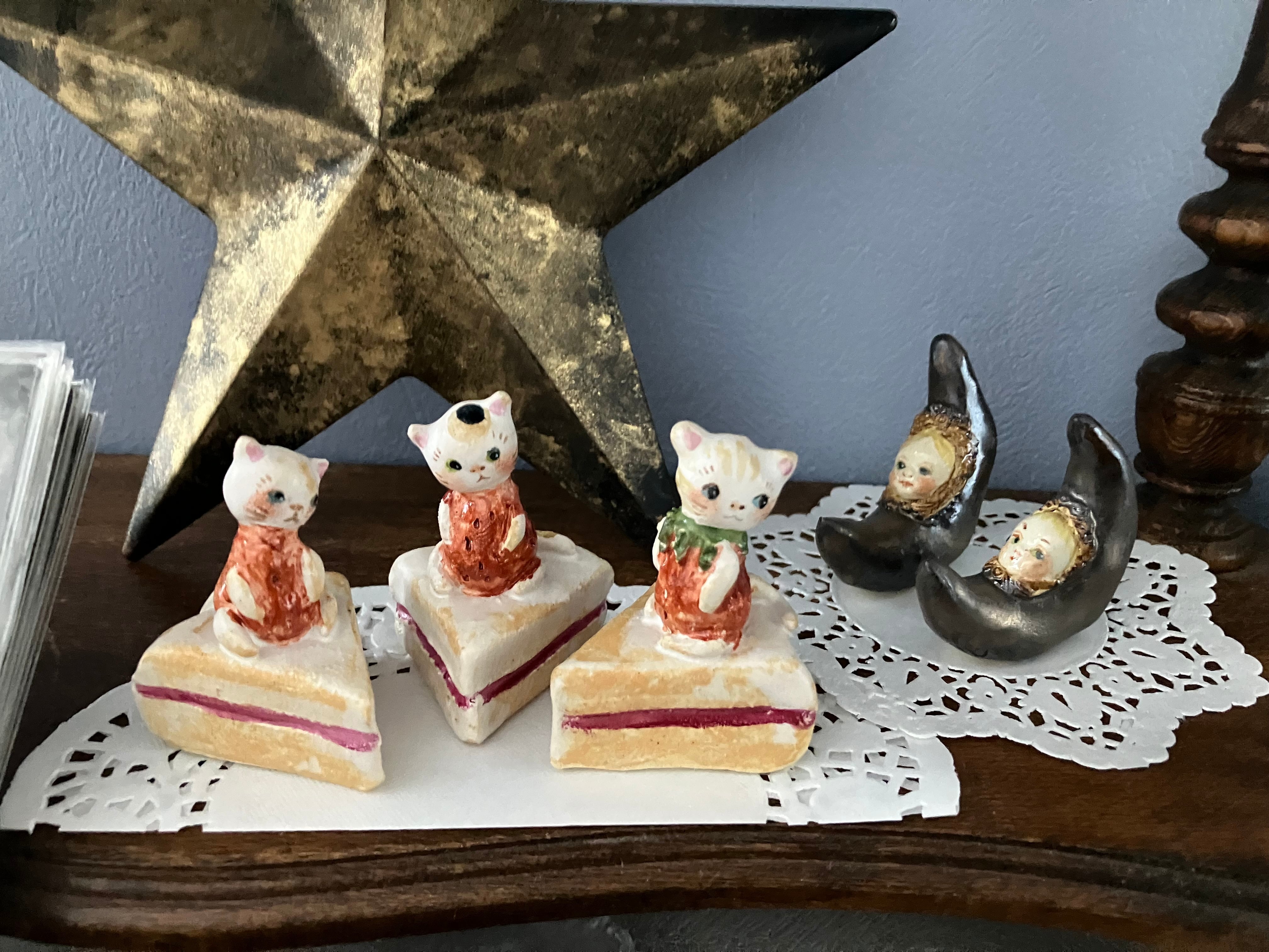 鷹塀三奈『ストロベリーキャットケーキ』陶器オブジェ | atelier norn
