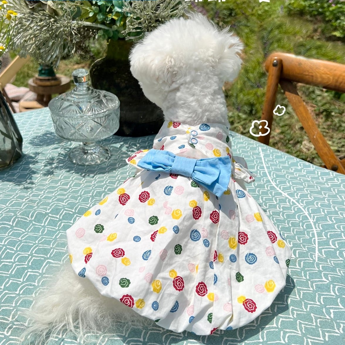 夏を感じるカラフルお花のドット柄ワンピース