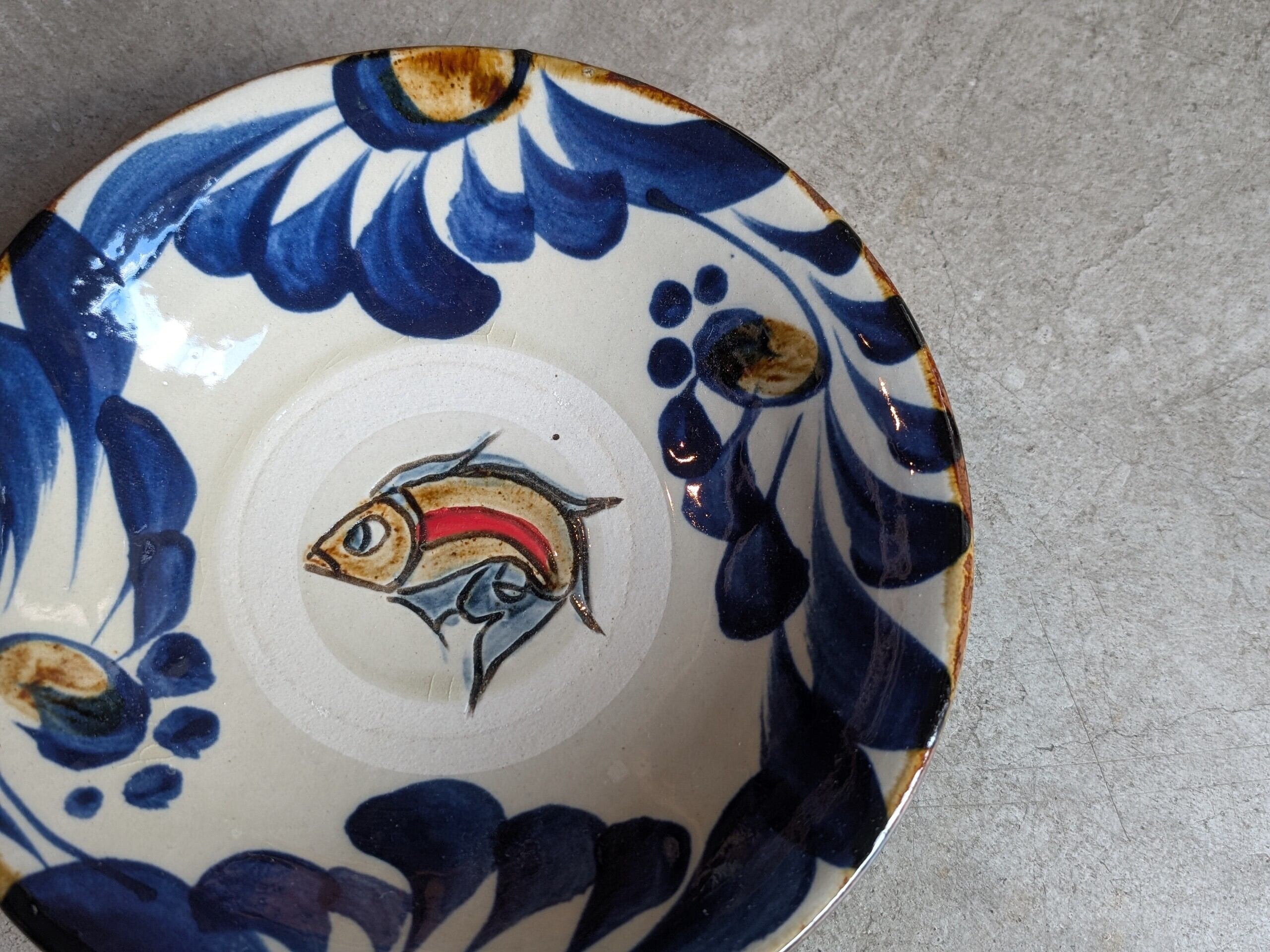 やちむん 皿6寸（コバルト唐草魚紋） | 秀陶房 | inoya | Basic Life