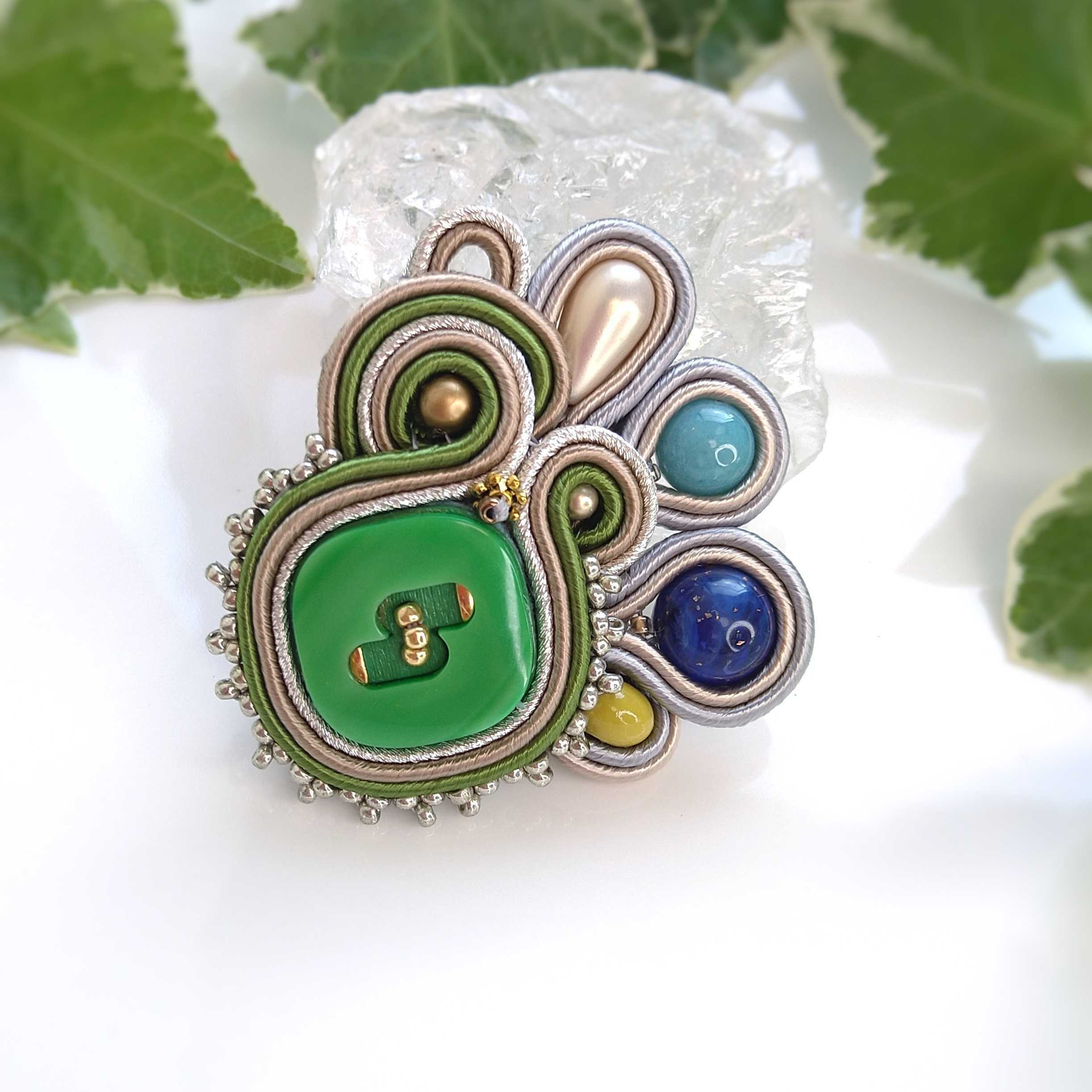 【ブローチ】レトロなグリーンボタンが個性的なソウタシエのカラフルブローチ 日高真理子先生作