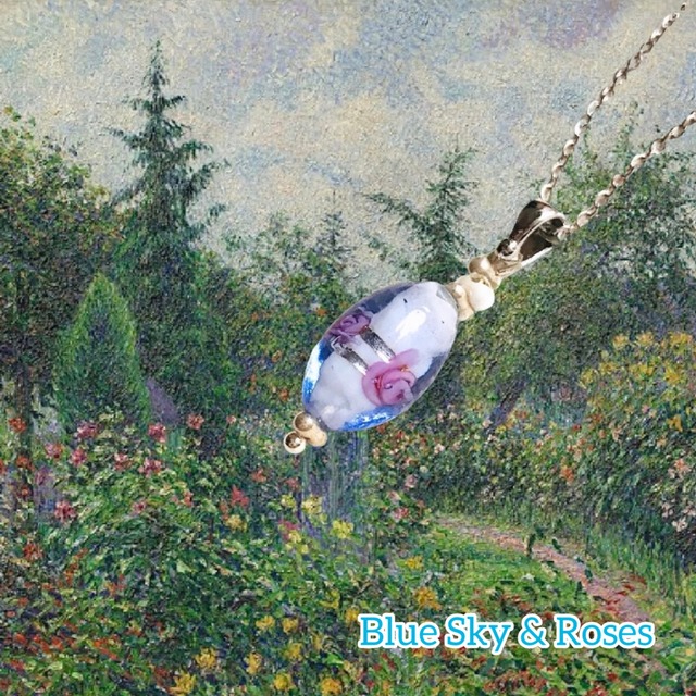 青空のローズネックレス