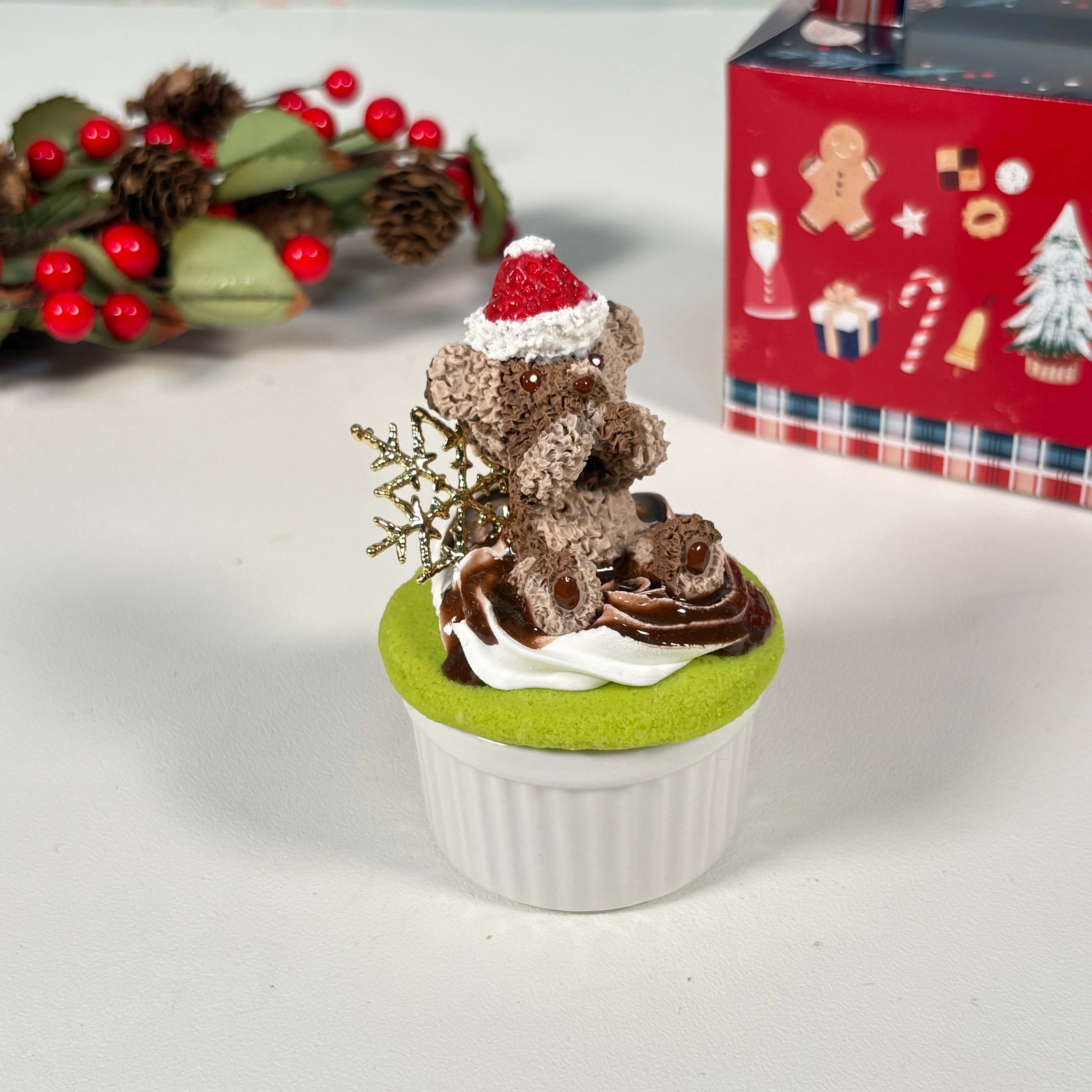 レアサンタくまさんのカップケーキ小物入れ