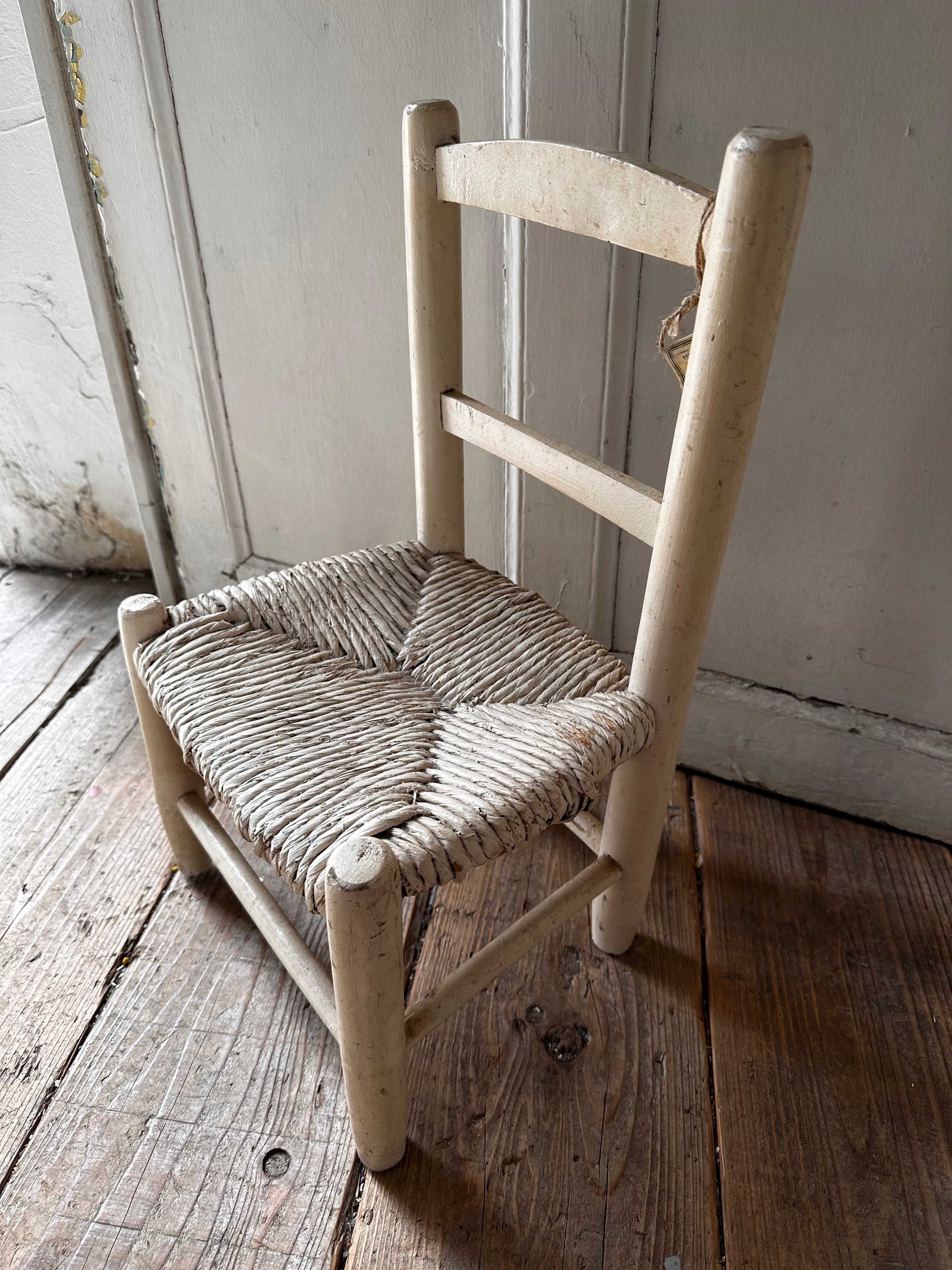 ホワイトペイント木製キッズチェア ラッシュ網 子供椅子 | Brocante de