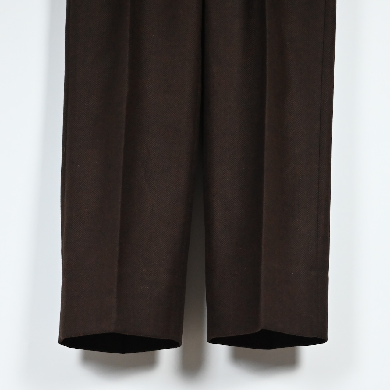 INTERIM / INDIA WOOL CLASSIC HERRINGBONE WITH LEATHER PIPING 2-TUCK STRAIGHT SLACKS