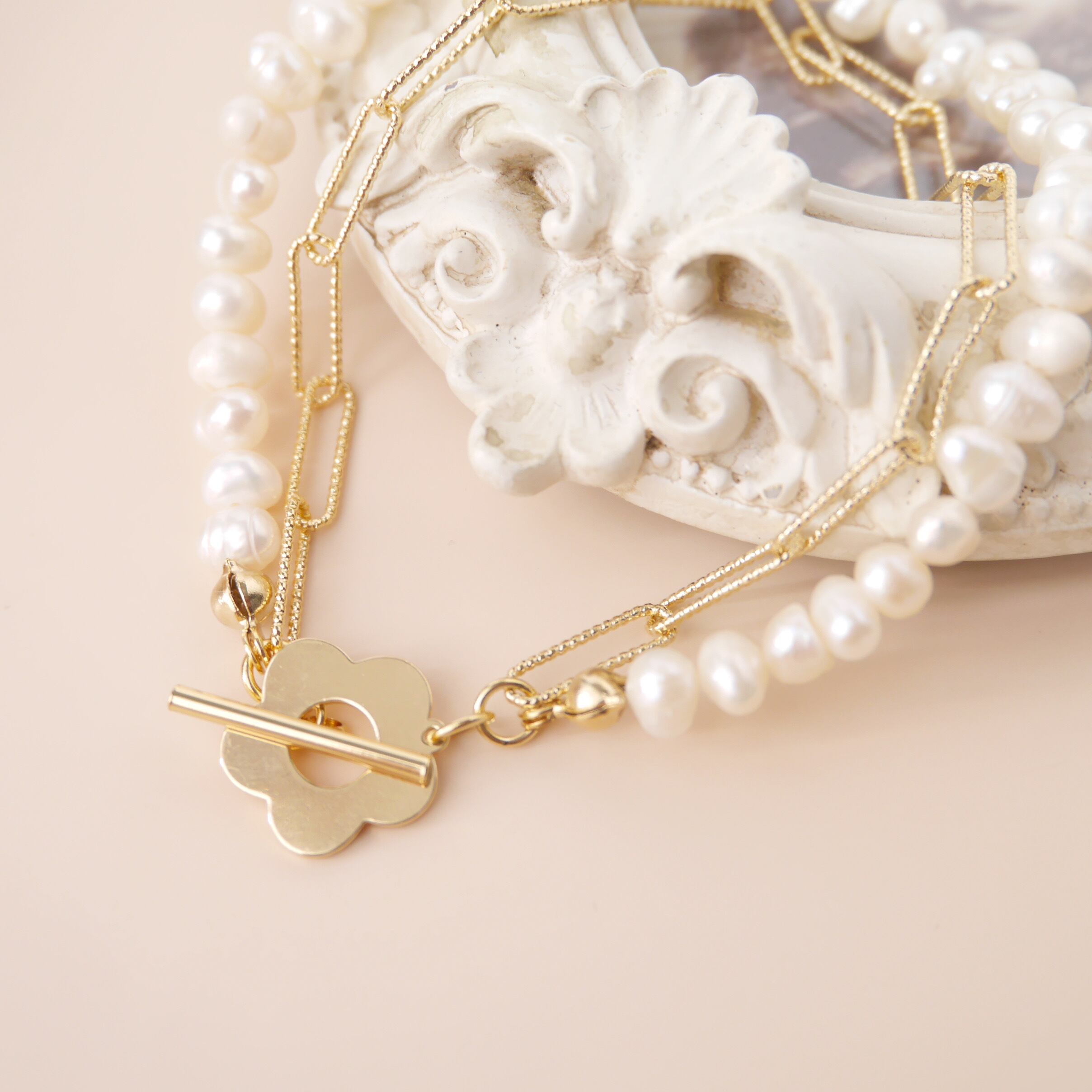 デイジーマンテル2連チェーン × 淡水パールのブレスレット