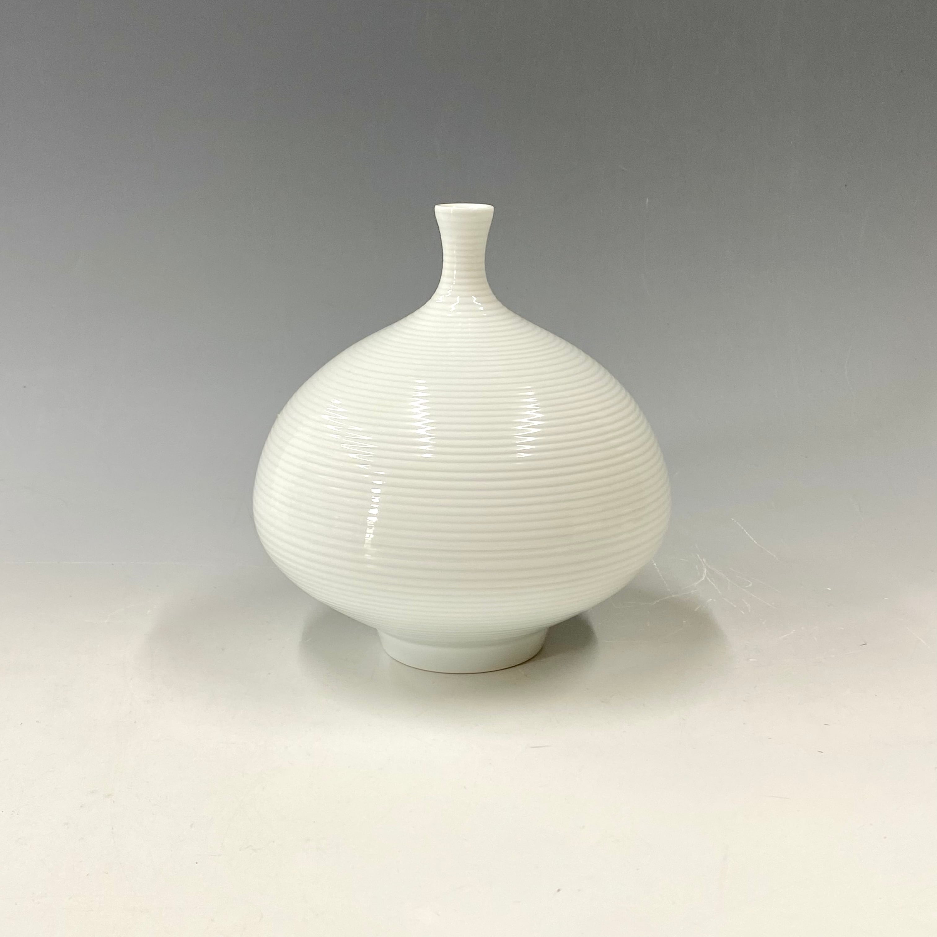 青白磁 染彫 壺 中尾恭純 中仙窯 有田焼 花器•壺/vases 中仙窯 | 工芸品