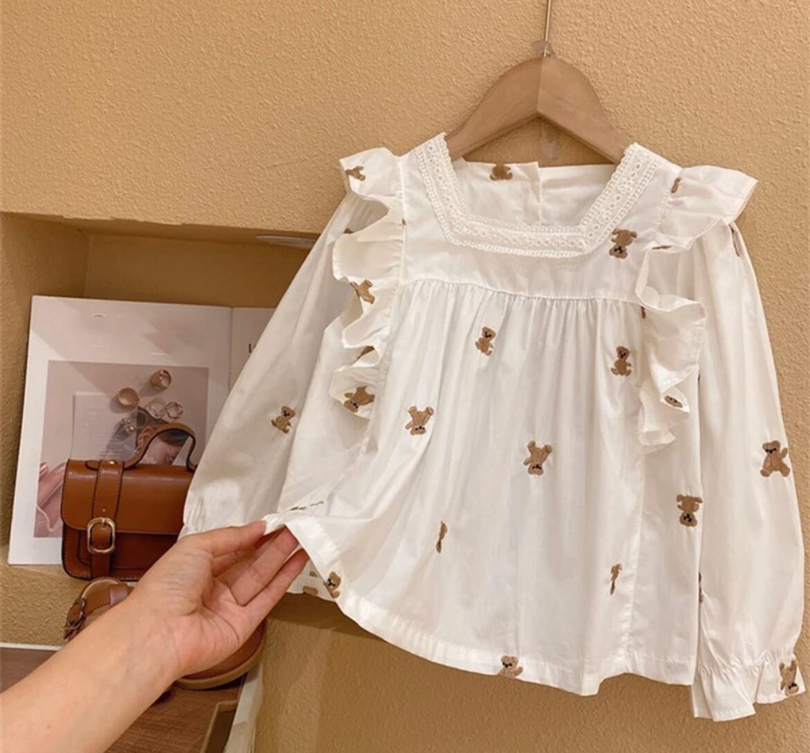 くまのフリルブラウス