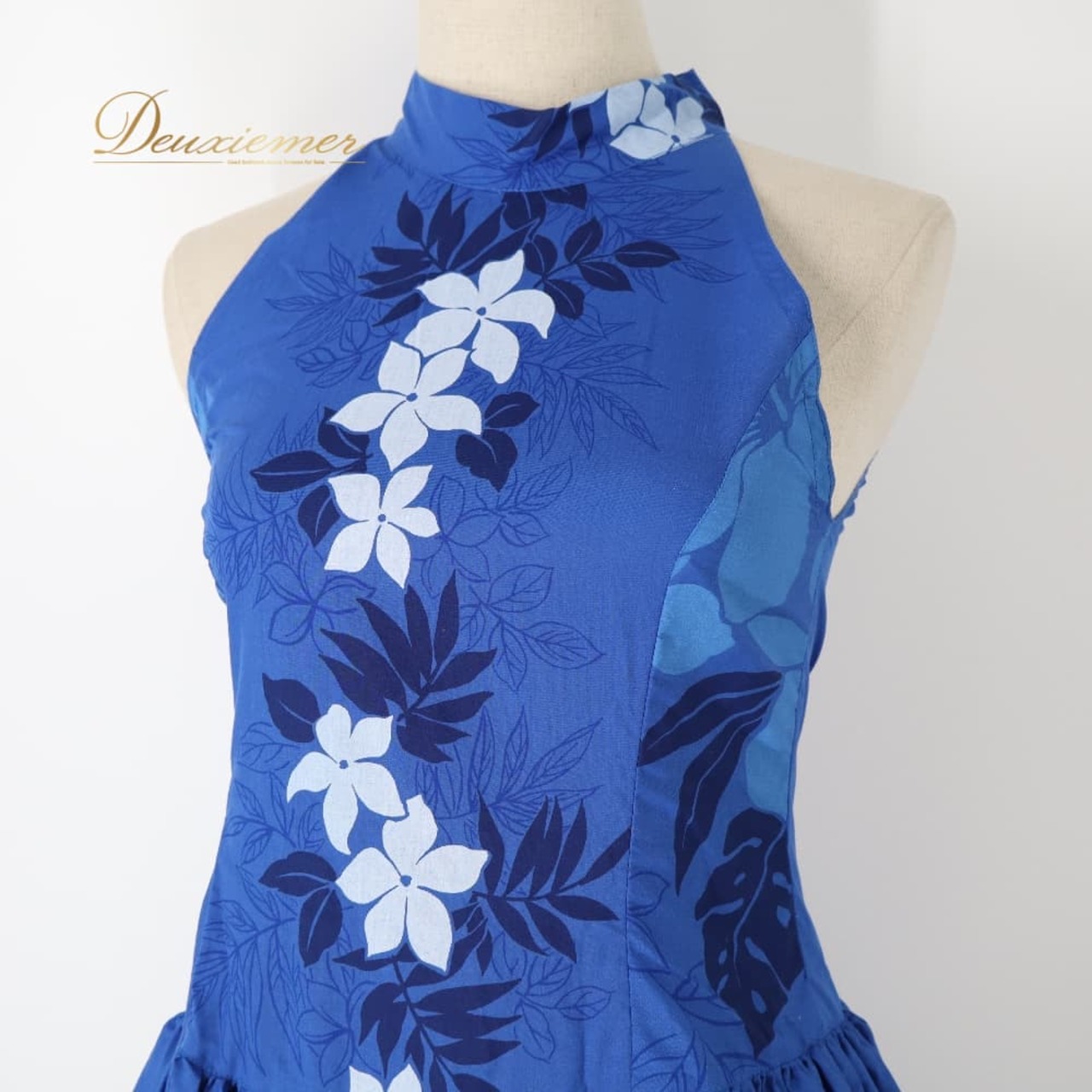 フラダンス 衣装 ワンピース ドレス ブルー系 ハイビスカス柄 プルメリア柄 モンステラ柄 青 白 紺 ハワイアンプリント アロハ フラ ダンス 華やか 鮮やか おしゃれ 上品 大人っぽい アメリカンスリーブ ダンス衣装 ハワイアンダンス レディースス ホワイト系 ネイビー系 フラワープリント フレアスカート Aライン フレンチスリーブ ノースリーブ風 カジュアル フォーマル兼用 エレガント きれいめ リゾート風 青系ドレス ネイビー系ドレス 白系 ブルーホワイト ネイビーホワイト ハワイアン 青白 紺柄
