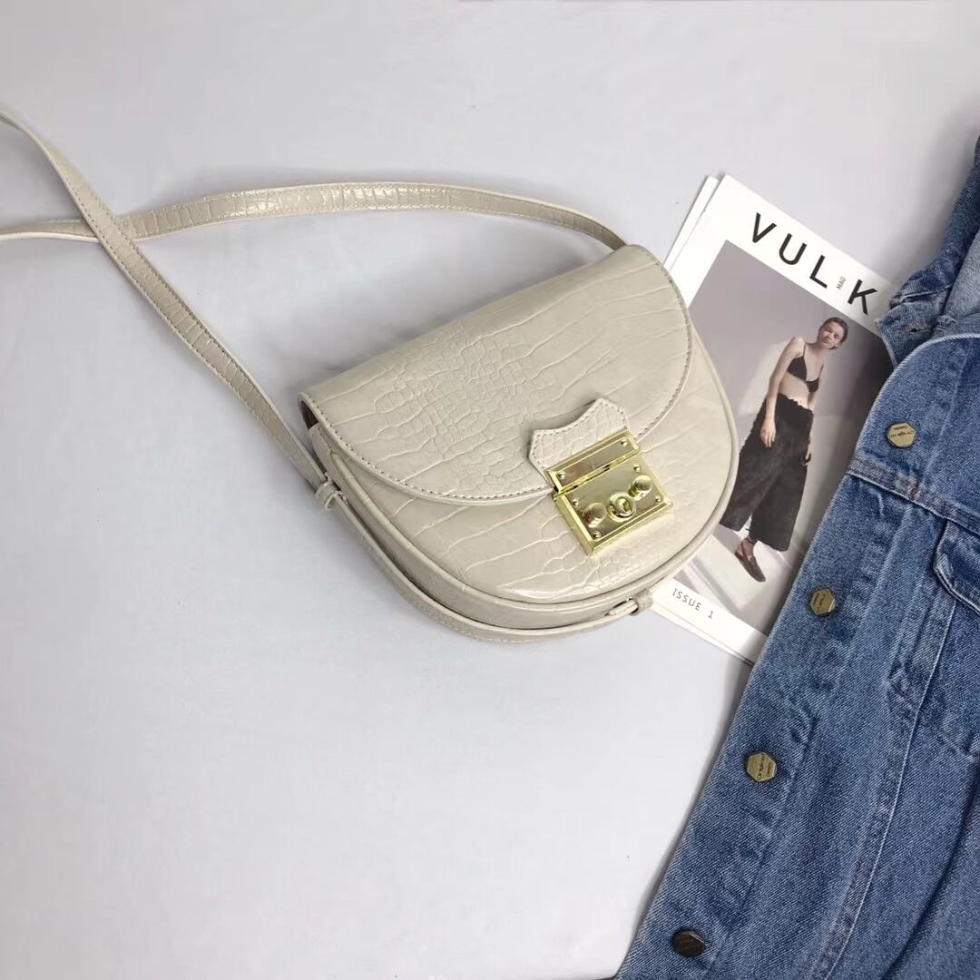 ハーフムーンバッグ　AS025-2179