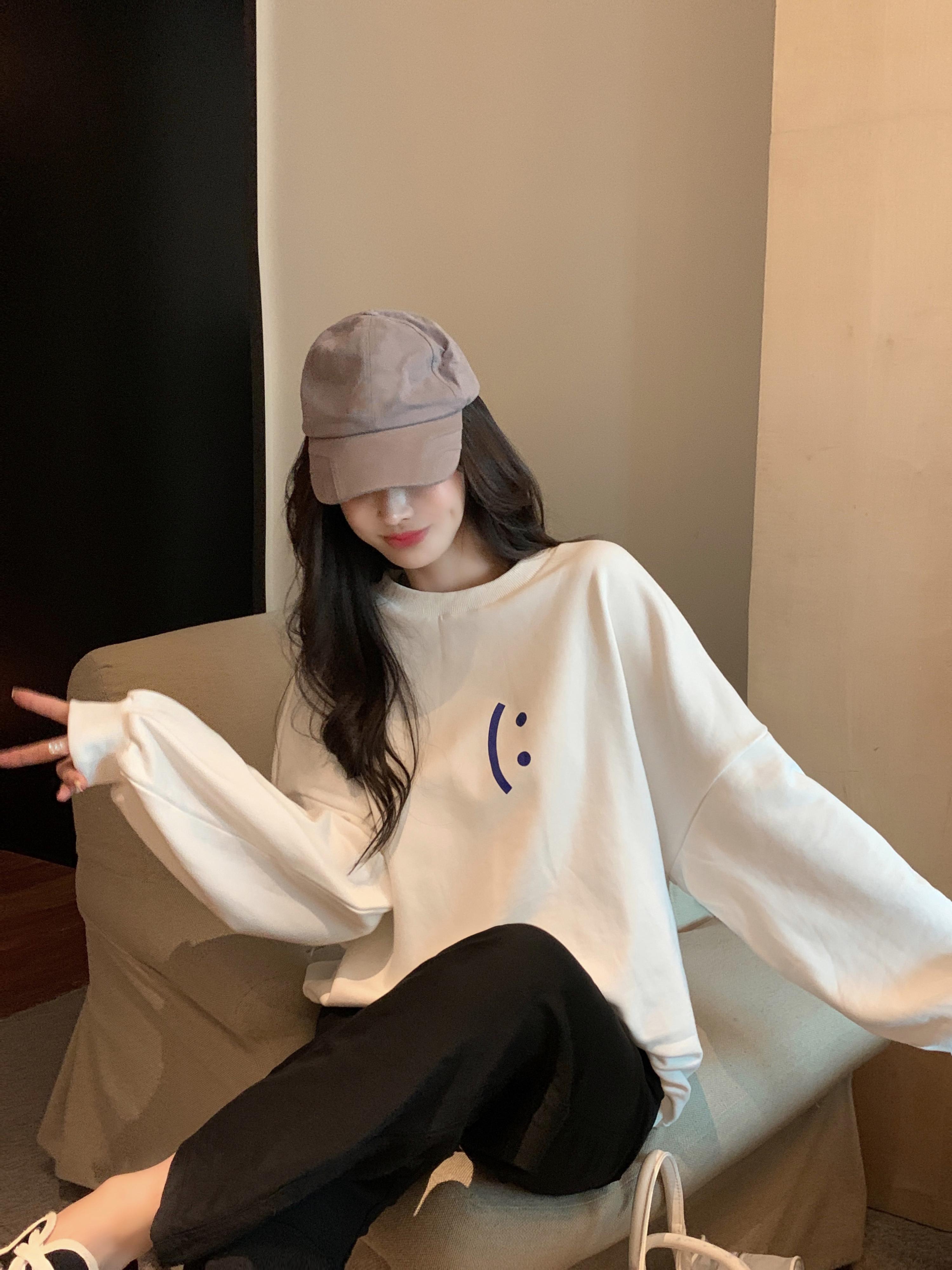 ラウンドネックプリントセーター オータムスタイルルーズ薄手ホワイトトップス 秋物 Oネック ブラックストロベリース34926699000