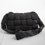 ボッテガヴェネタ パデッド テック カセット ショルダーバッグ ブラック ナイロン