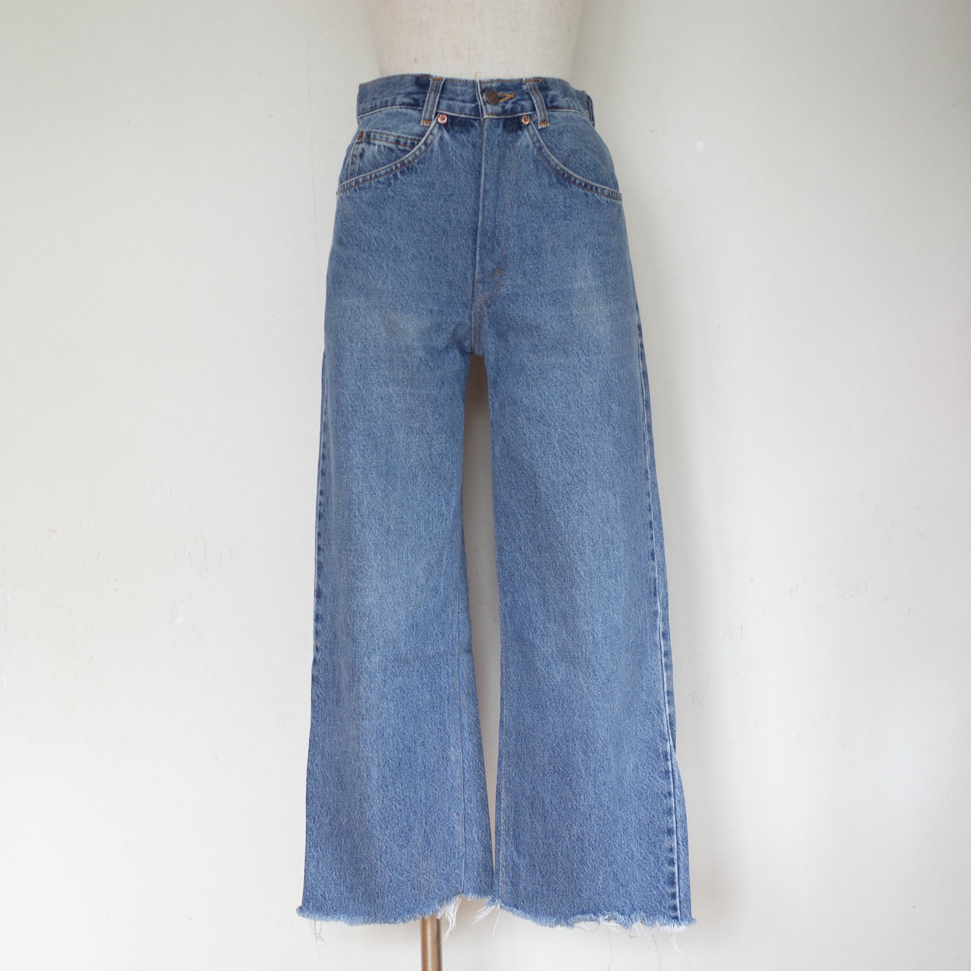 Canada Levi's cutoff denim pants