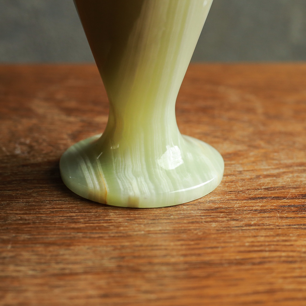 大理石出できた、美しく上品なフラワーベース