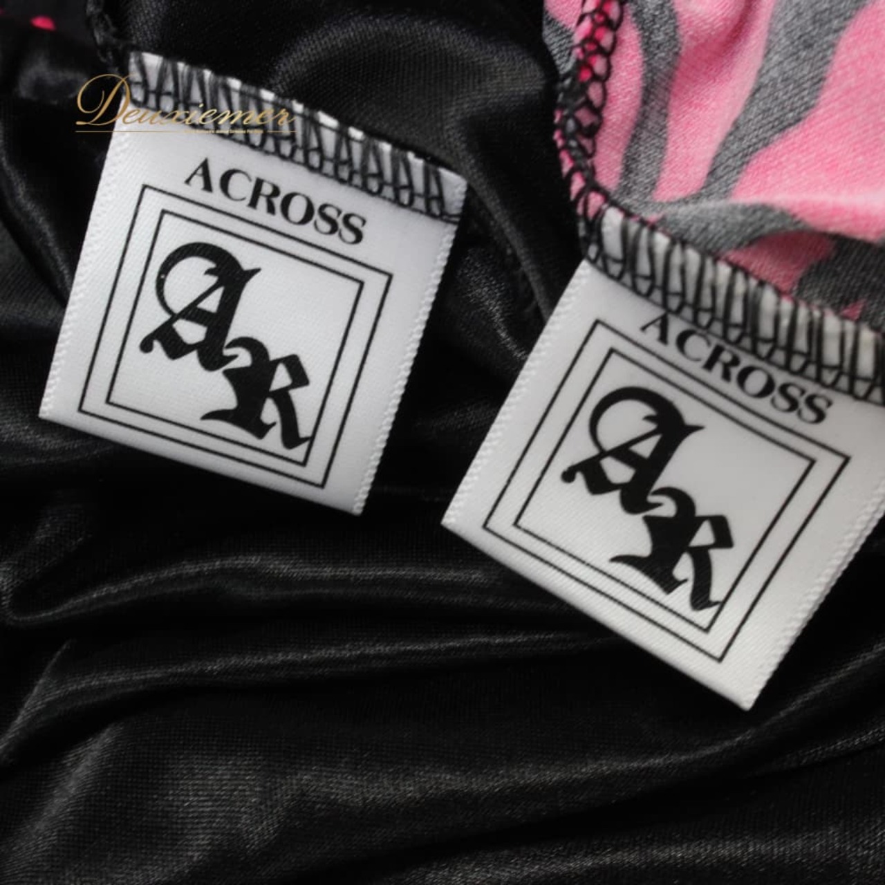社交ダンス 衣装 ACROSS アクロス ツーピース レッスンウェア ピンク系 ブラック系 キラキラ ホログラム きれいめ 上品 気品 エレガント かわいい 大人っぽい 華やか セットアップ 上下セット トップス スカート ダンスパーティー ステージ衣装 発表会 レディース社交ダンス 衣装セット ピンクブラック きらきら セットアップコーデ 競技会衣装 発表会コスチューム スカートセット ロング丈スカート 舞台衣装 ダンス衣装 きれいめデザイン エレガントスタイル ホログラム素材 目立つ衣装 大人可愛い