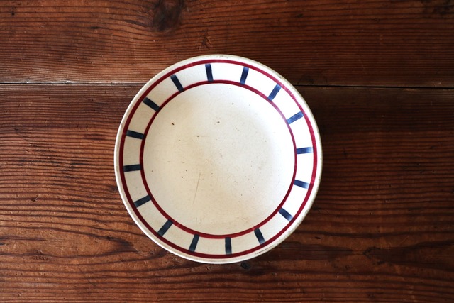 France Badonviller  マットな質感のバスク模様プレート