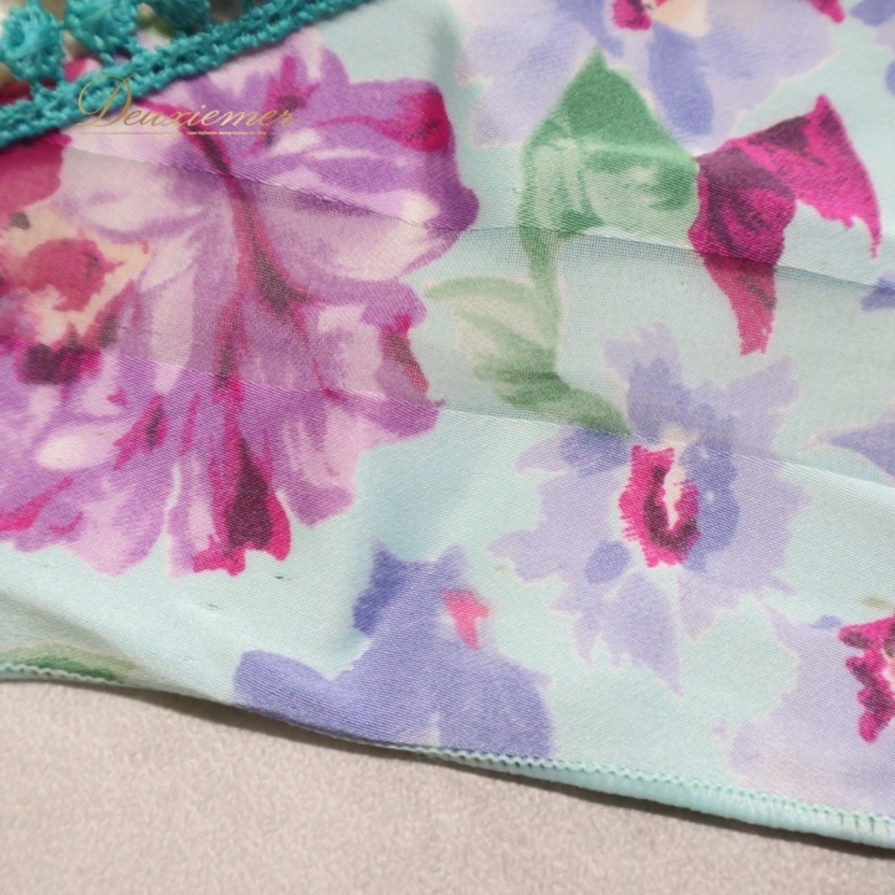 フラメンコ 衣装 ソニアジョーンズ SONIA JOHNES  シージョ  ピキージョ 花柄 フレコ フリル レース 水色 ピンク パープル 紫 トライアアングル 三角形 ピンク系 ブルー系 パープル系 ゴールド系 フラメンコドレス カラフル フリルデザイン おしゃれ 女性用 衣装 フォーマル イベント ダンス レトロ かわいい ステージ衣装 パーティ スカーフ ショール