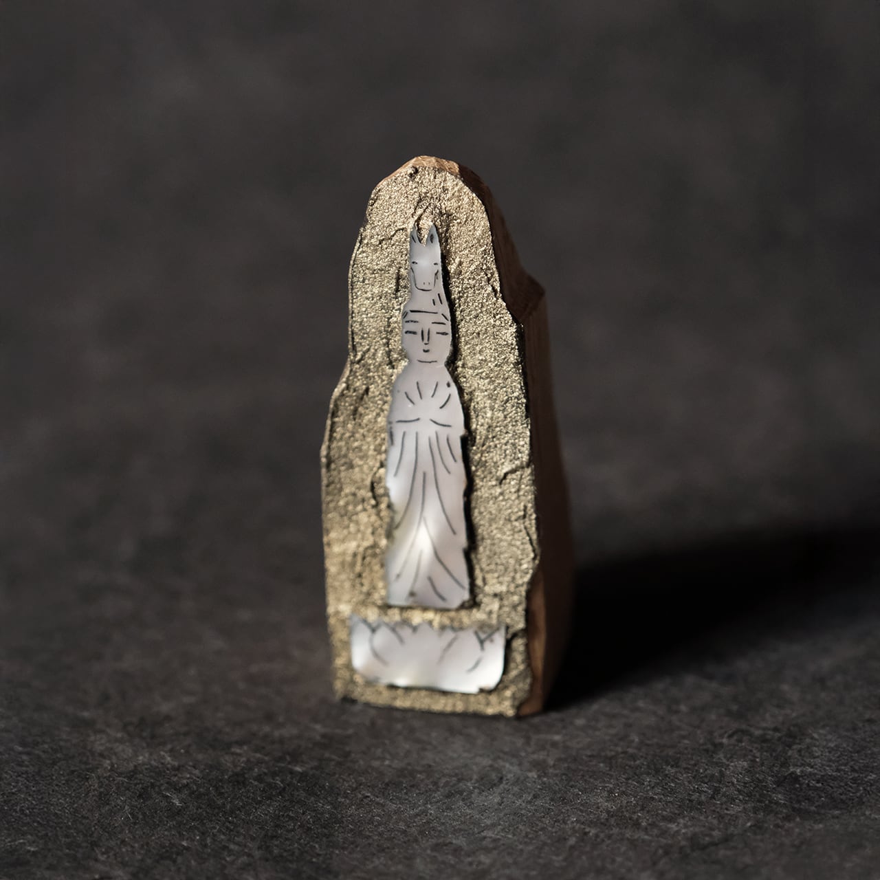 山口千絵 Chie Yamaguchi 螺鈿 雲に乗った卯頭観音さま | les trois