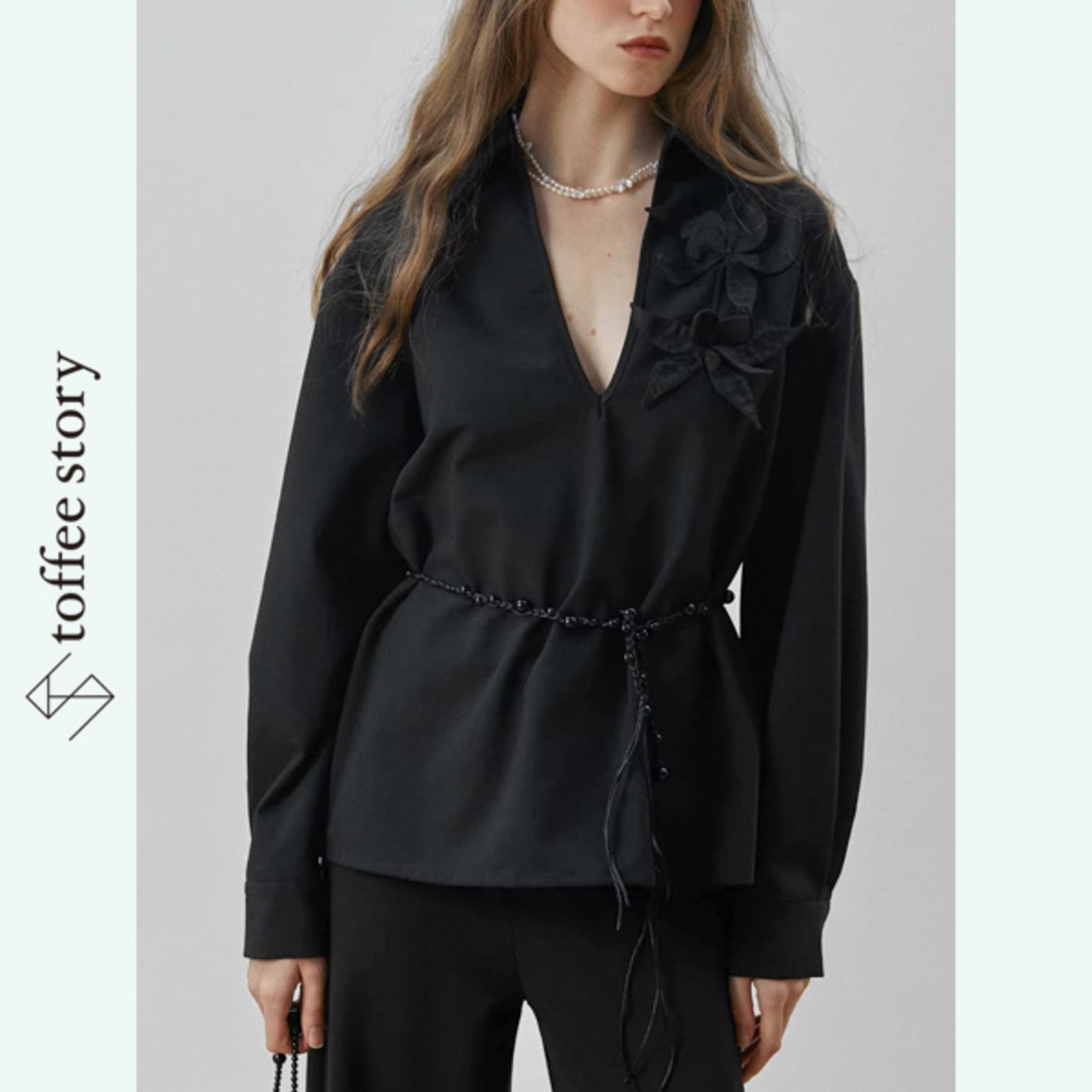 夜更けの花が息づく影：ブラックVネックシャツ《XU0262》