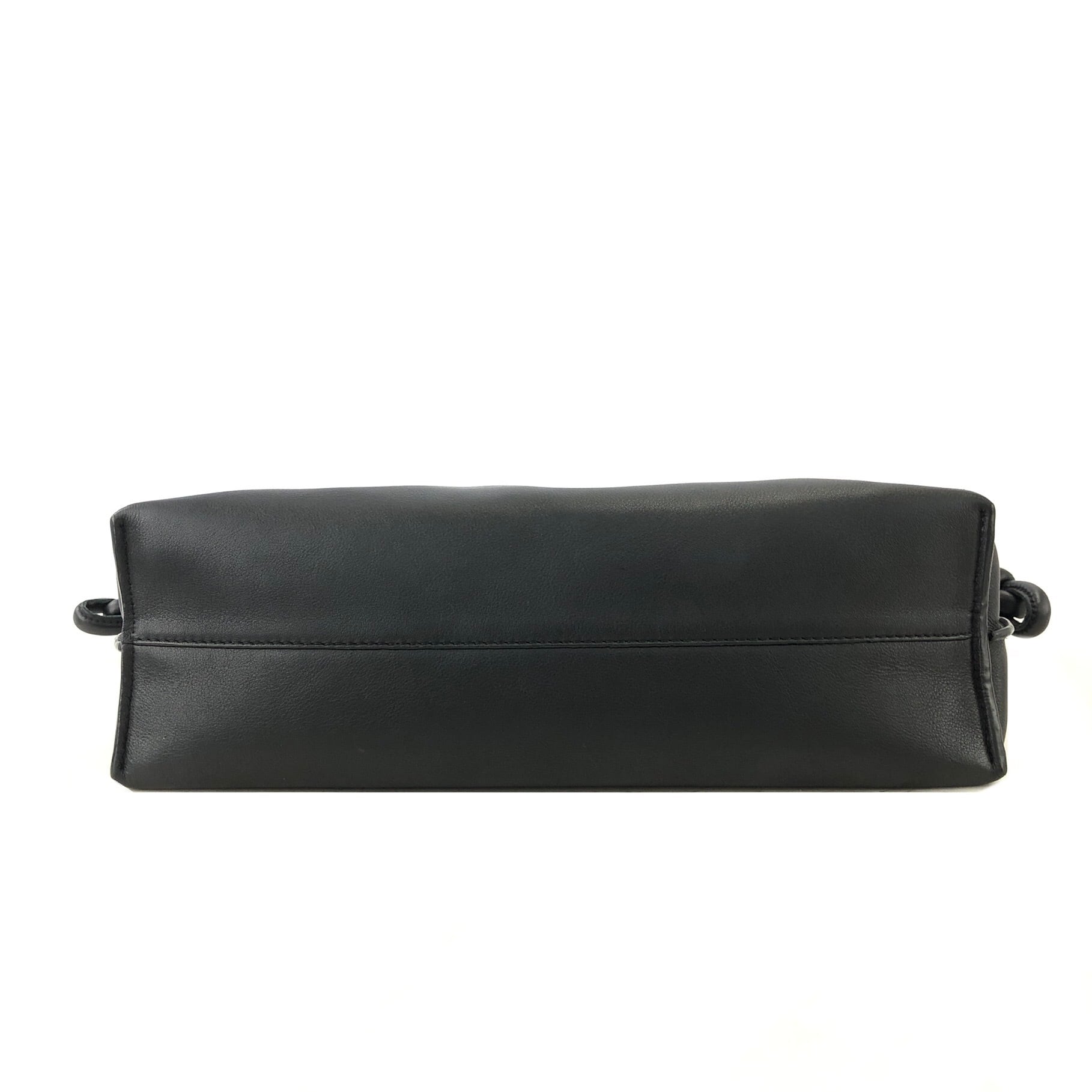 美品✨ロエベ LOEWE ポーチ　巾着 アナグラム　ブラック 黒　レザー 美品✨ロエベ アナグラム ショルダーバッグ 巾着 ナッパレザー