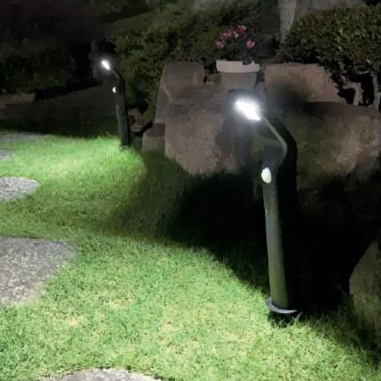 ソーラーLEDアプローチライト 屋内センサーライト 屋外センサーライト 自動点灯 夜間照明 人感センサー 電池式 防犯グッズ 省エネライト 足元 安心