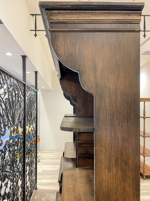 フランスアンティーク調ディスプレイキャビネット 帽子掛けフック付きオープンシェルフ (オーダーメイド店舗什器)W1200