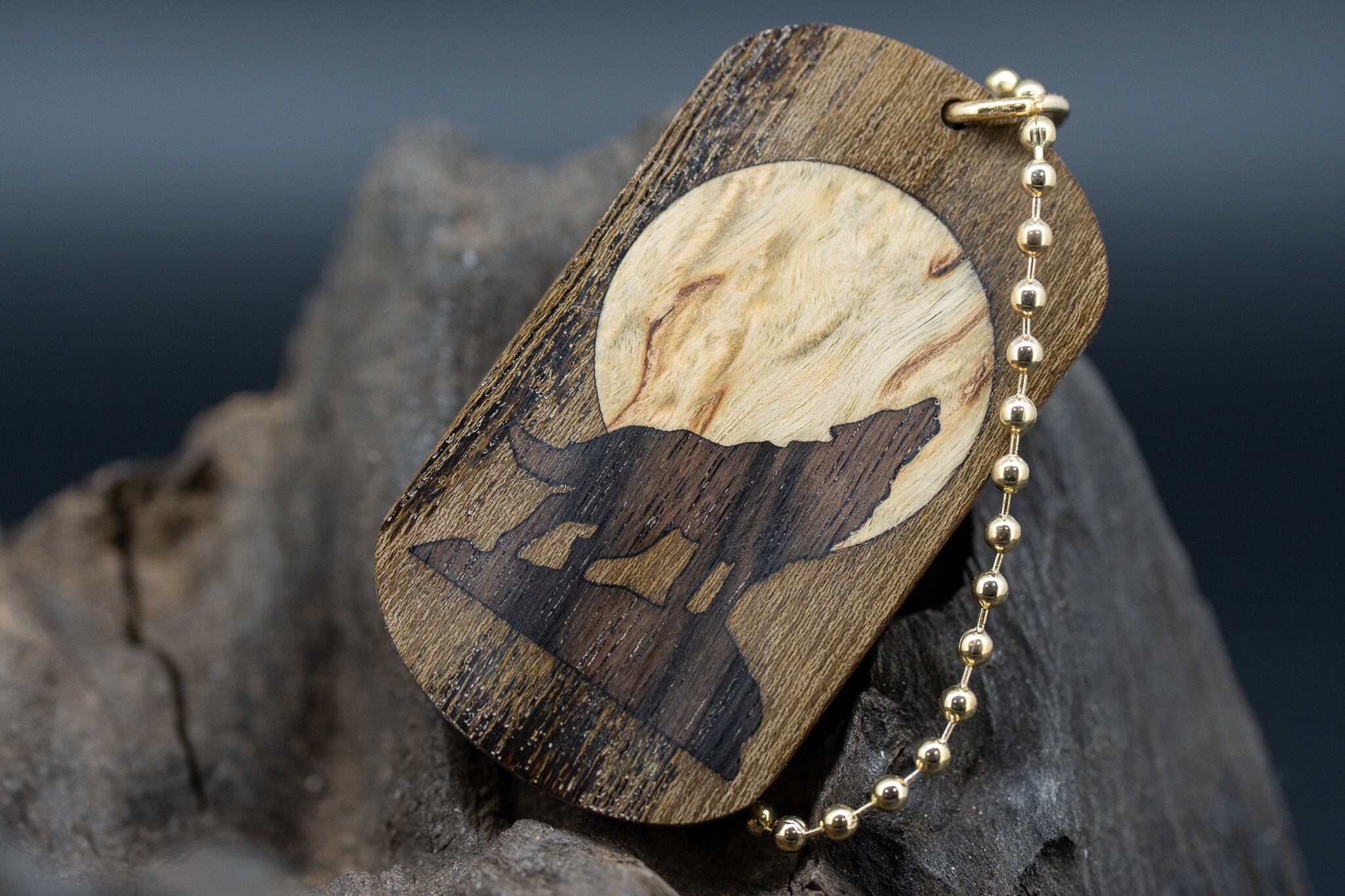 【 日本を代表する巨木 】神代 欅 ドッグタグ 木象嵌 月と狼