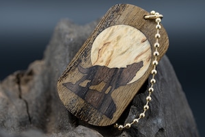 【 日本を代表する巨木 】神代 欅 ドッグタグ 木象嵌 月と狼