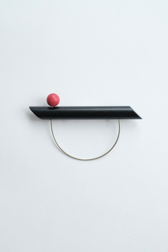 Aarikka golden semicircle brooch - black with red Aarikka golden semicircle brooch - black with red