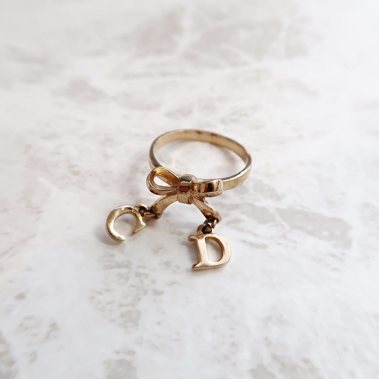 Dior リボン リング ゴールド　 DIOR | Delicate Bow リング メタル & ラッカー