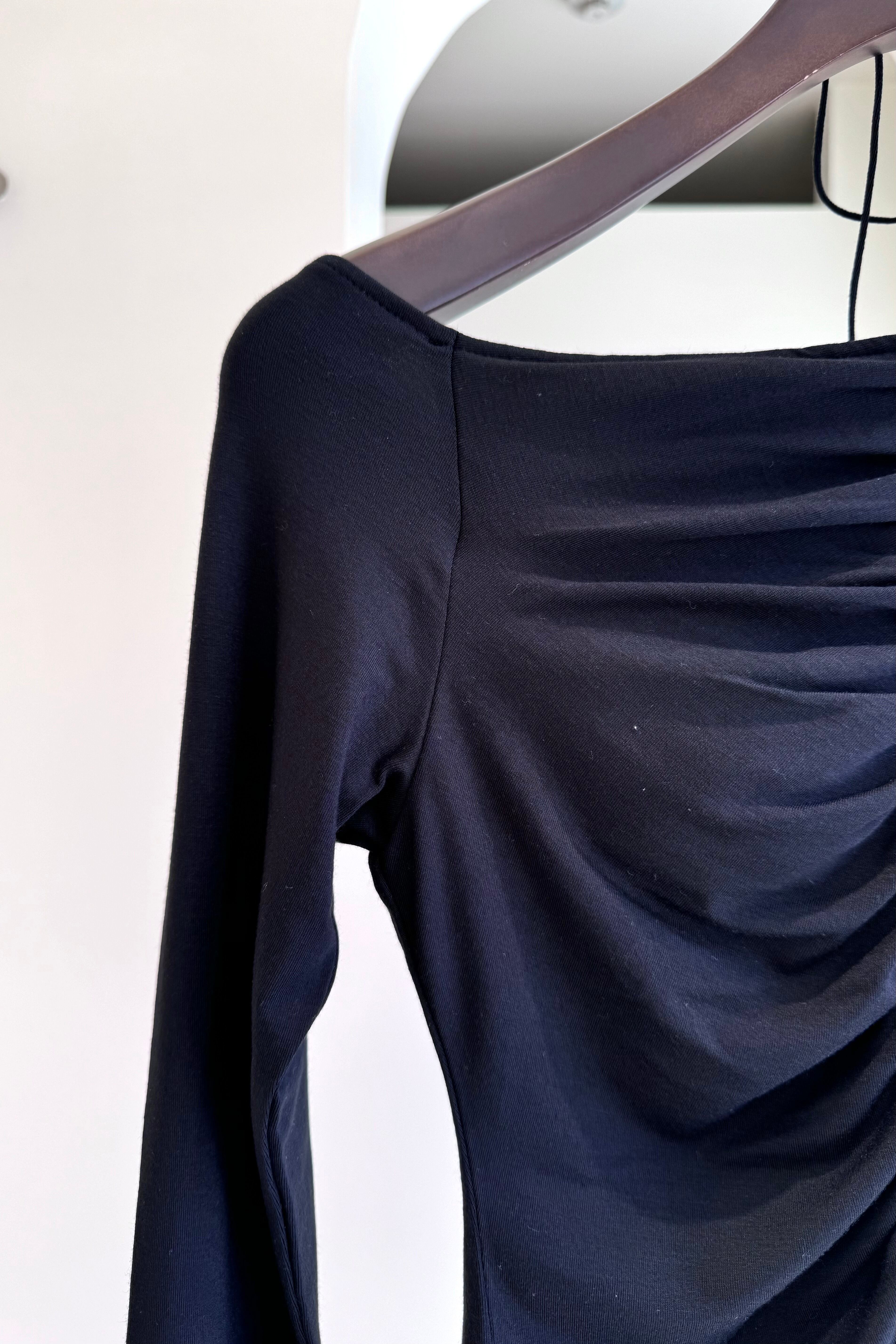 determ;】Gathered Off-shoulder Top | theour