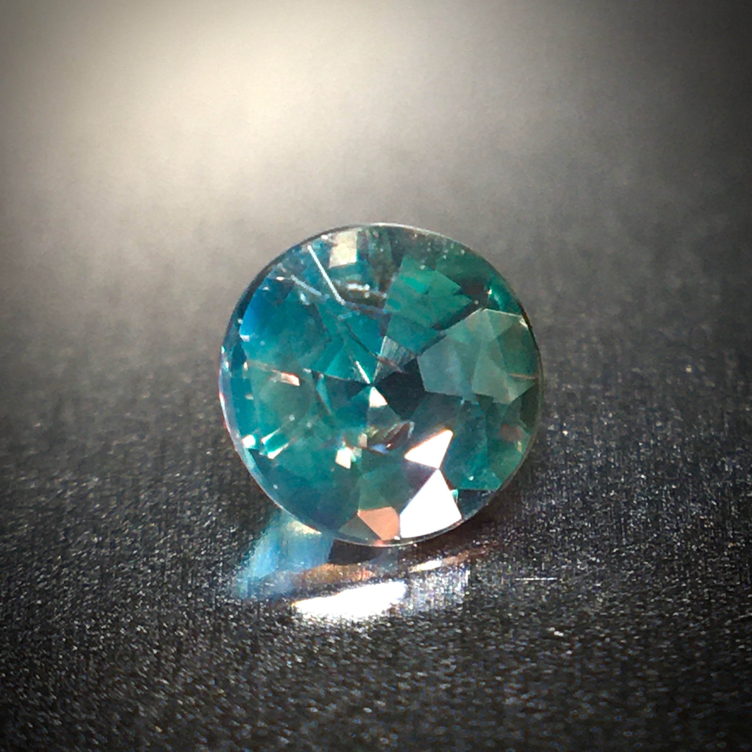 白玉　天然アレキサンドライト ドラマティックなカラーチェンジ 0.1ct 天然アレキサンドライト