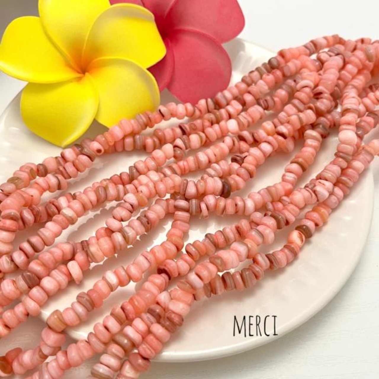 【1連】天然シェル　パステルカラーライトピンク染色ビーズ　さざれ　約100個　約28g