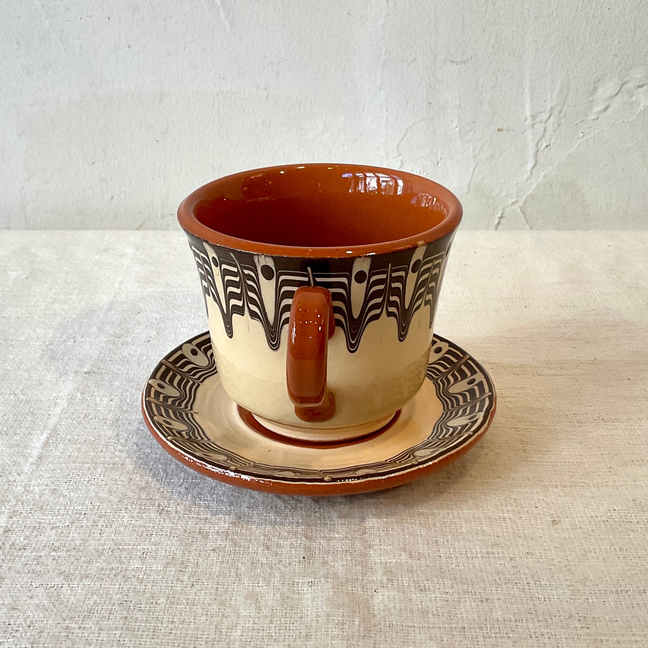 ブルガリア陶器】トロヤン陶器のカップ＆ソーサー（白・黒） | 照明