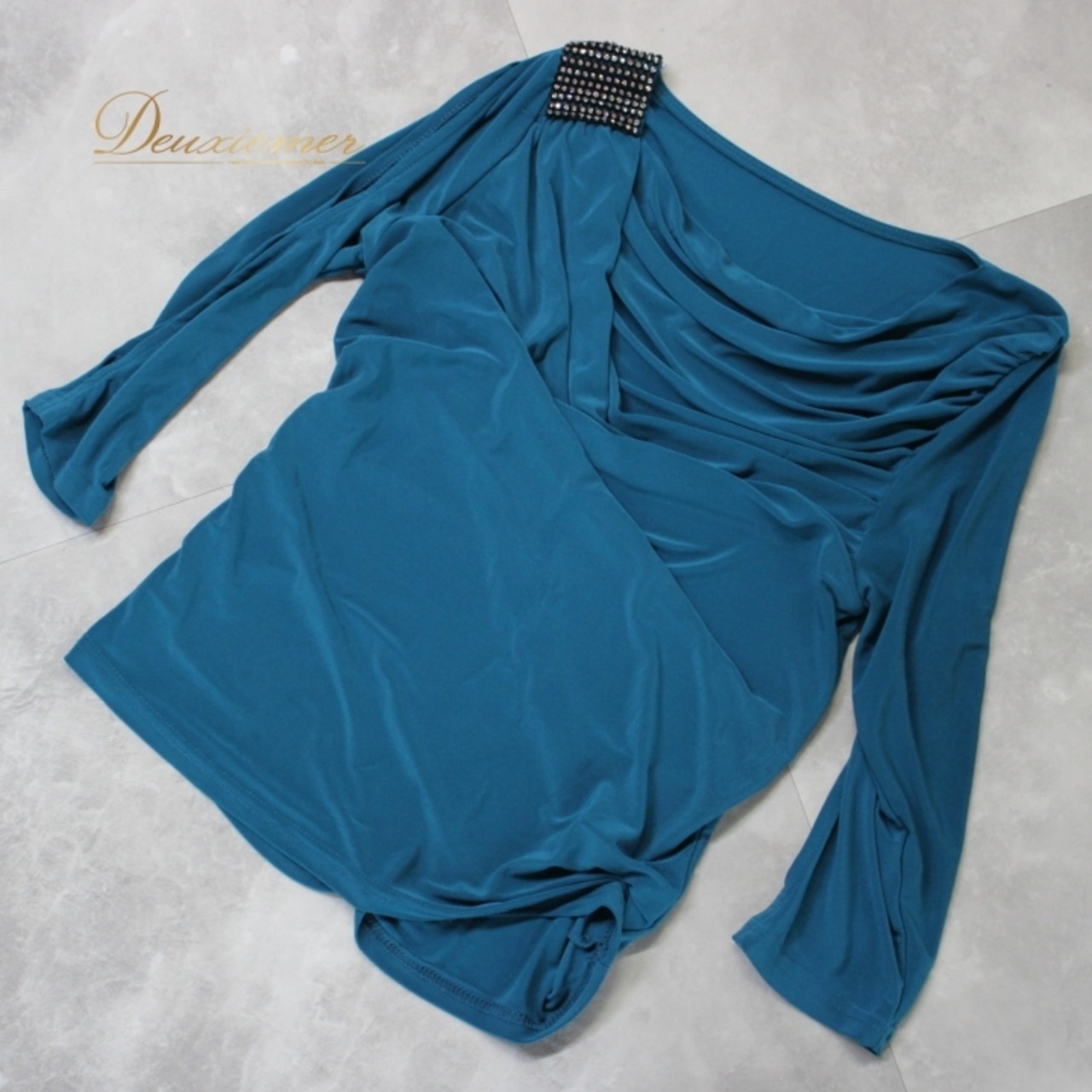 社交ダンス 衣装 スタンダード トップス レッスンウェア 練習着 オールシーズン Leirena レイリーナ グリーン系 青緑 長袖 シンプル 上品 落ち着き 華やぎ 洗練 光 ラインストーン コサージュ 伸縮性 フォーマル カジュアル 体型カバー ショート丈 レディース おしゃれ ダンスウェア 練習用 トップス スタイリッシュ