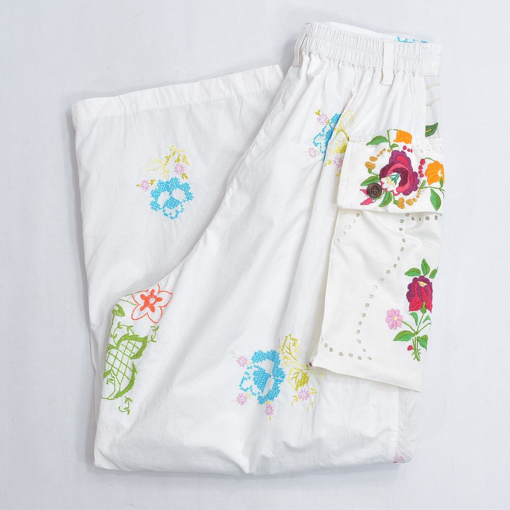 Remakeリメイク 再構築 パッチワーク&フラワー刺繍 デザイン ワイドシルエット コットン カーゴパンツ バギー ホワイト古着 裏地付き レディースW74~88cm