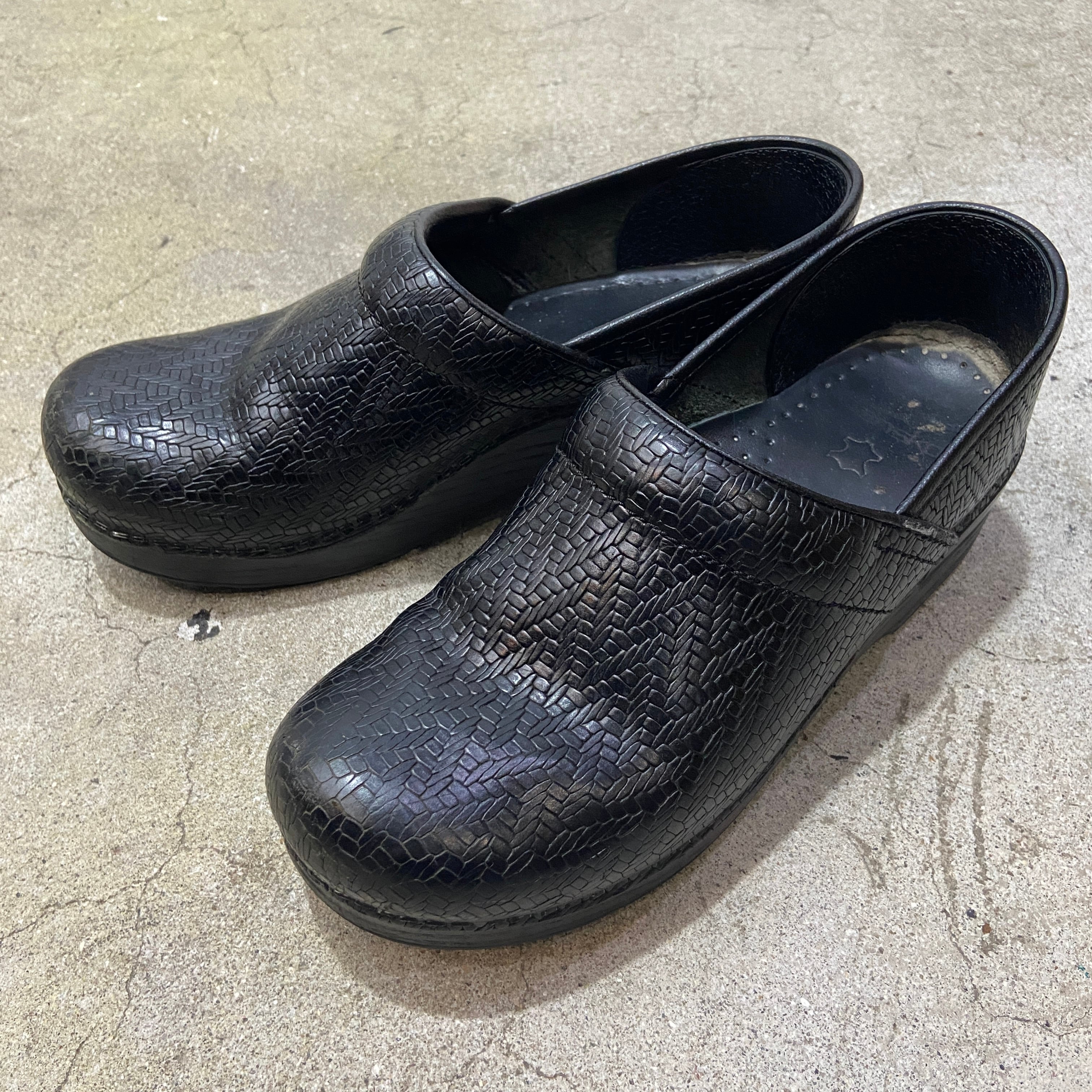 送料無料』dansko ダンスコ プロフェッショナル クロッグ 型押し 39 