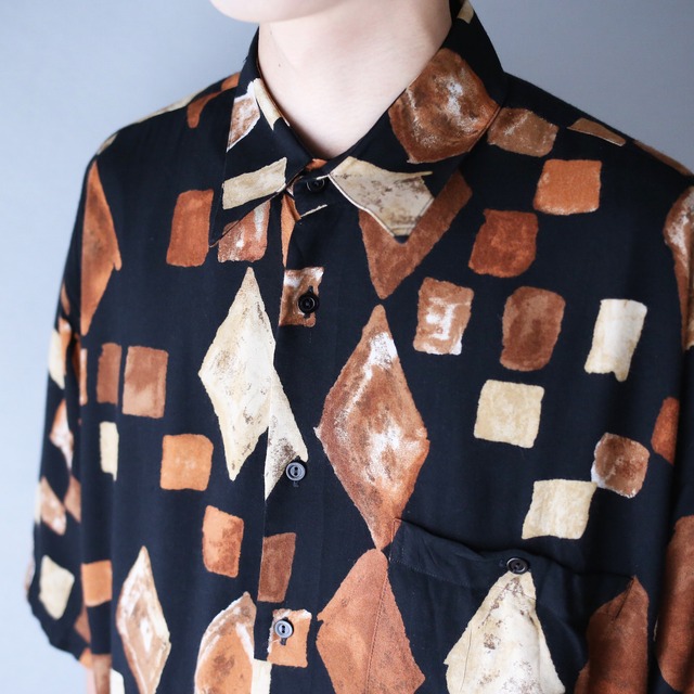 black base modern art pattern loose h/s shirt（made in italy）