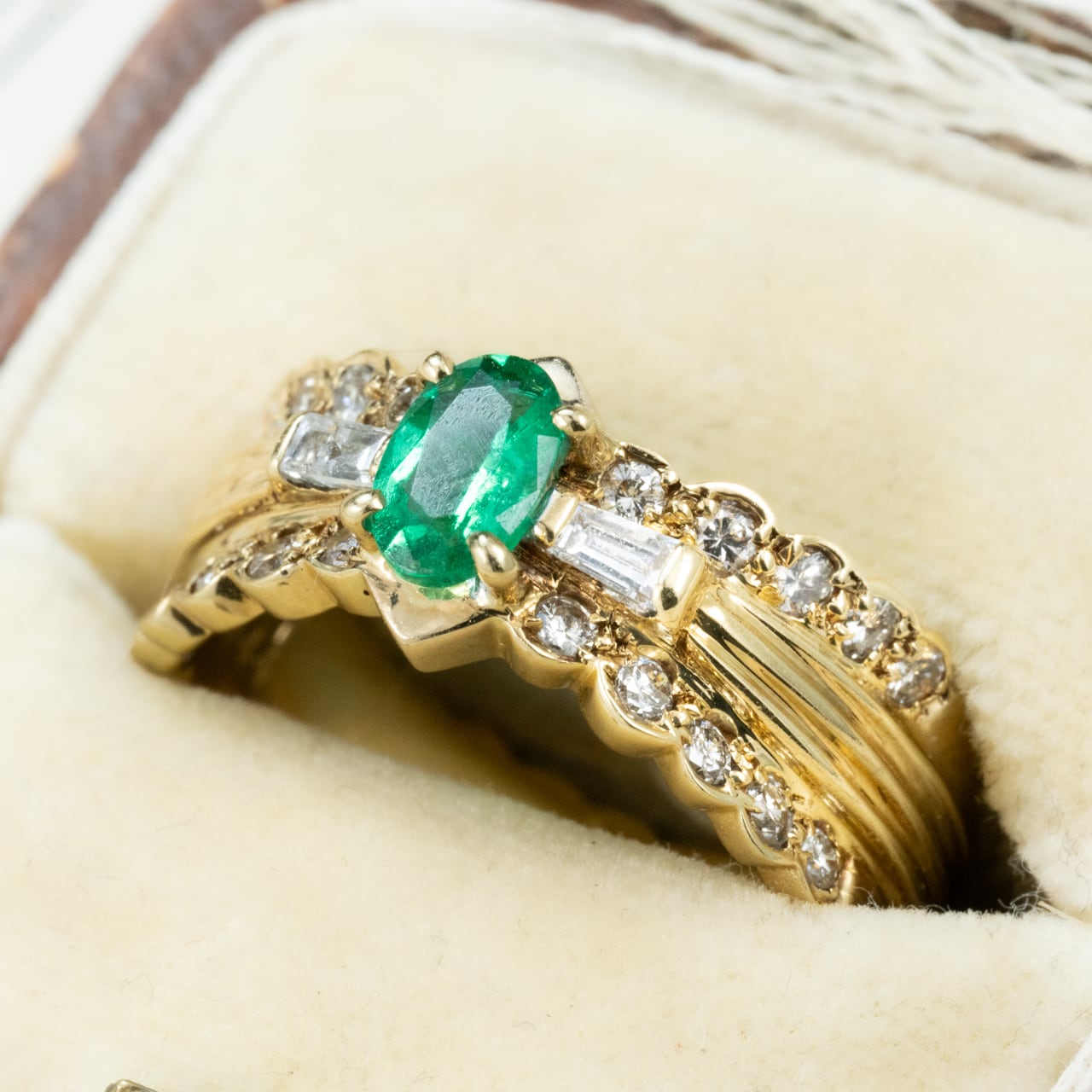 エメラルド リング K18 0.37ct ダイヤモンド 0.44ct リボンデザイン