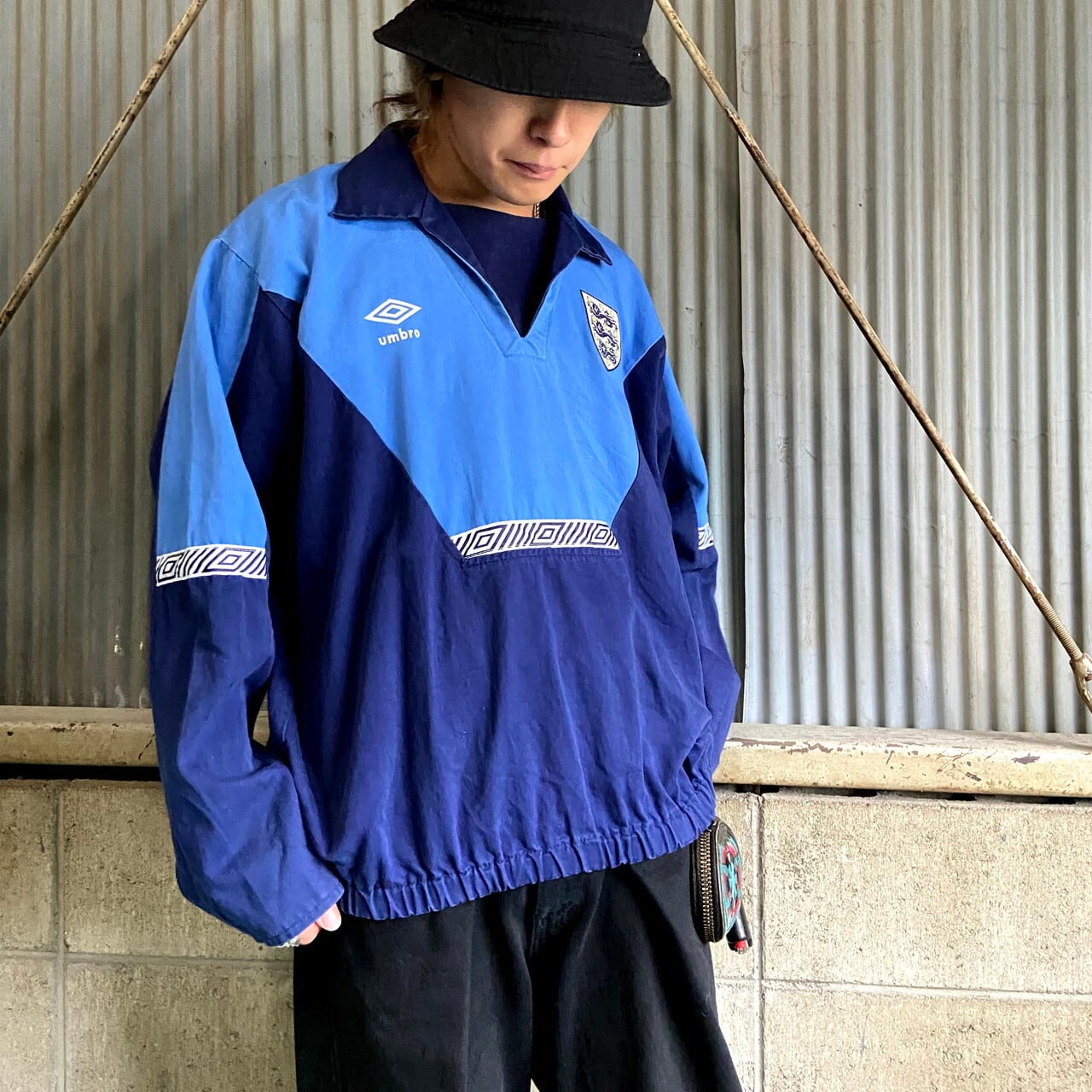 〜90年代 UMBRO アンブロ イングランド代表 ビッグロゴ サッカー プルオーバー コットンジャケット メンズL 古着 90s ビンテージ  ヴィンテージ フロッキープリント ラバープリント サックスブルー 水色【コットンジャケット】 | cave 古着屋【公式】古着通販サイト  powered