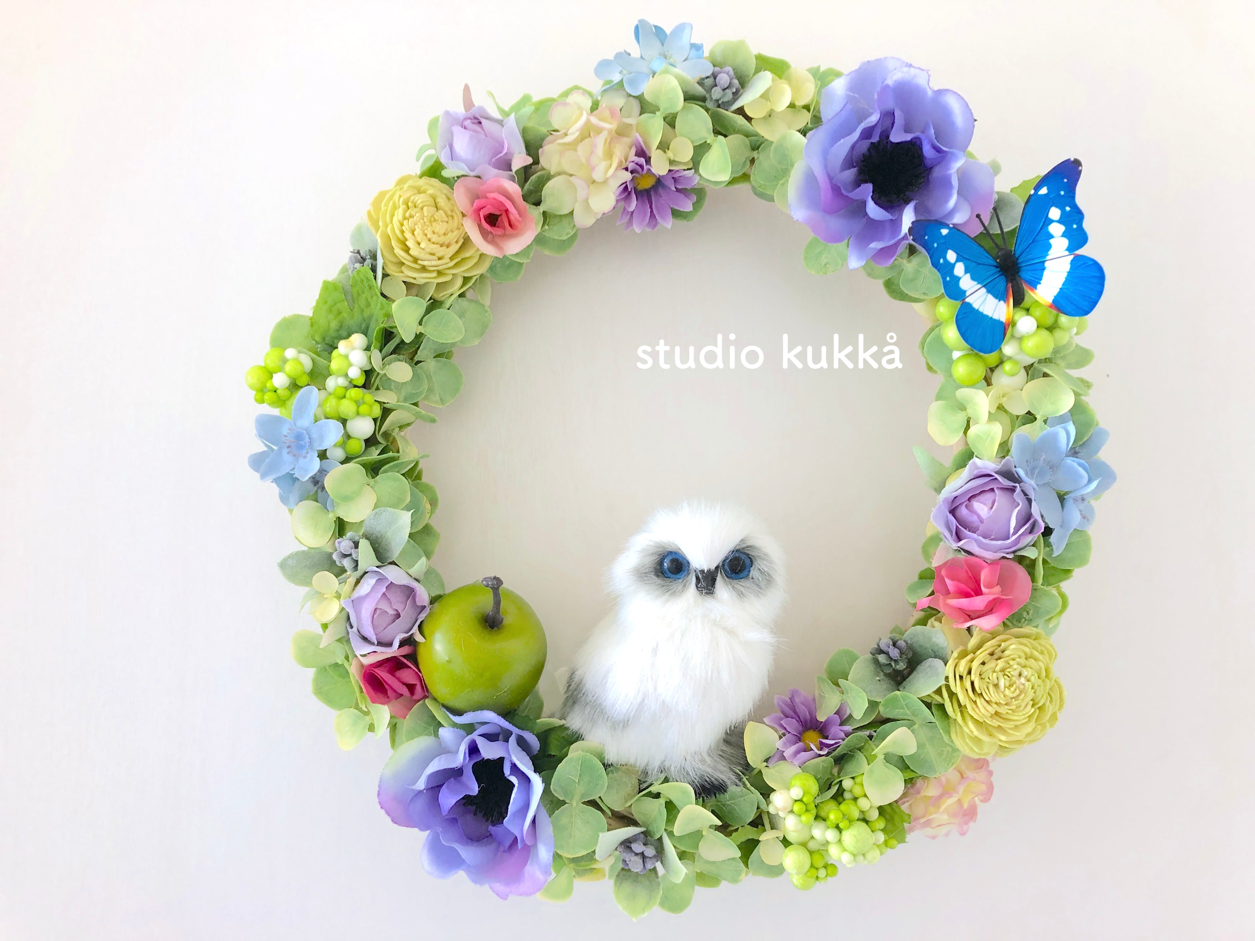 ＊送料無料＊ 直径26cm（Lサイズ）♡フクロウとユーカリの春リース アネモネミックス　蝶々さん付き アップル　ローズ バタフライ　ベリー　   studio-kukkå スタジオクッカ powered by BASE