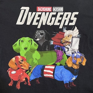 【USA古着】DVENGERS ロゴ アニマルプリントTシャツ 犬 DOG ダックスフンド アベンジャーズ Avengers マーベル パロディ 半袖 古着