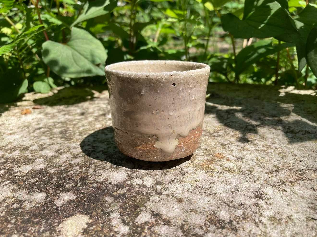 唐津灰被刻ぐい呑／Anagama ash-glaze guinomi(sake cup) | 土平窯