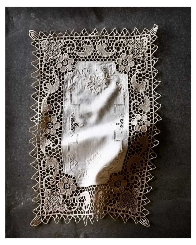 フランス リネン 47c セピアの庭園とヴェネチアンレーステーブルセンター アンティーク